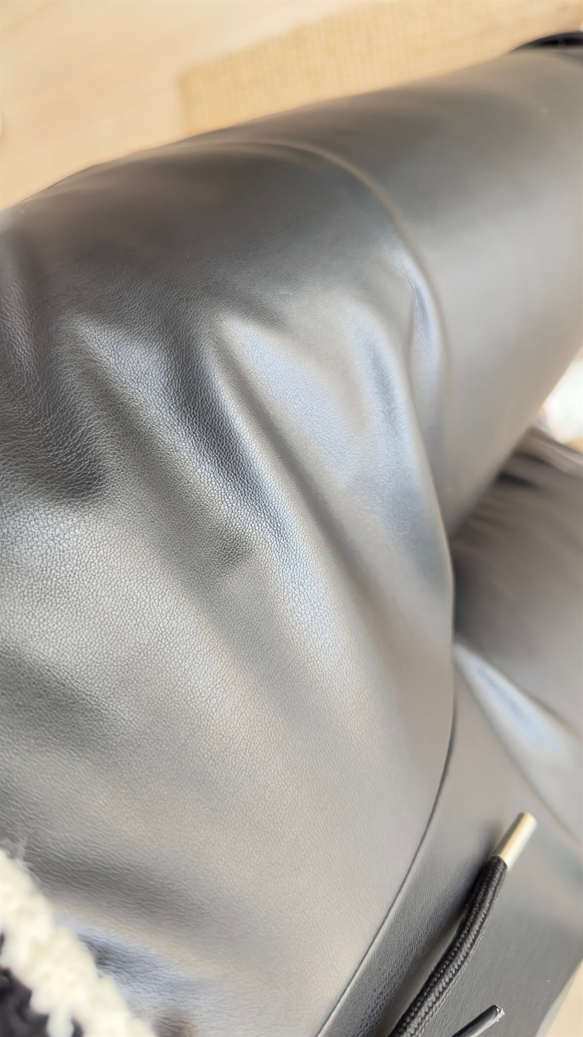 Diz Dikiş Detaylı Siyah Deri Pantolon