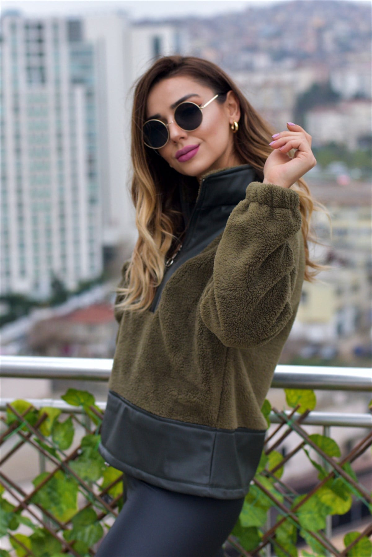 Yarım Fermuarlı Deri Detaylı Peluş Sweat