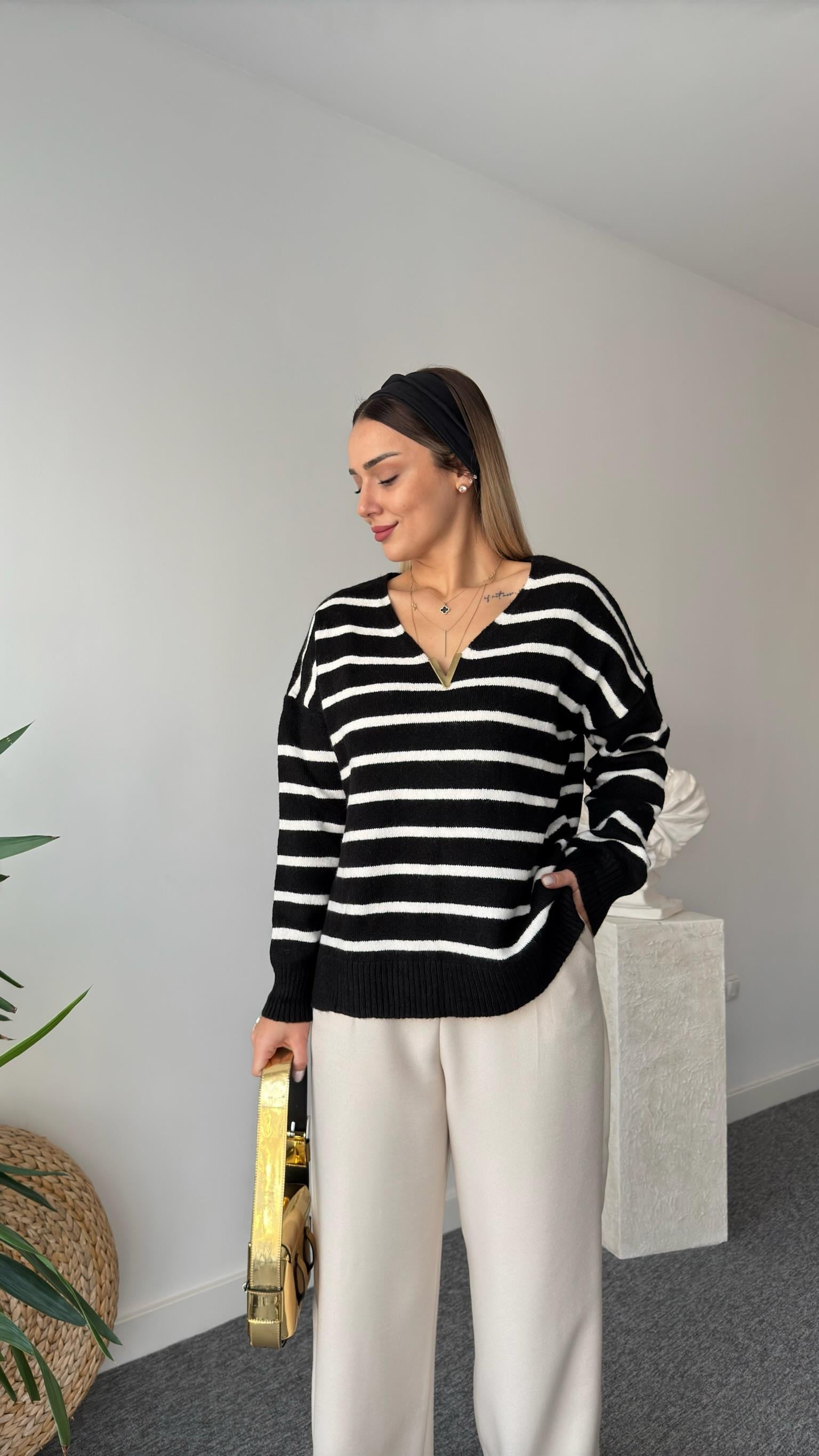 Yaka Gold Aksesuarlı Çizgili Siyah Kazak