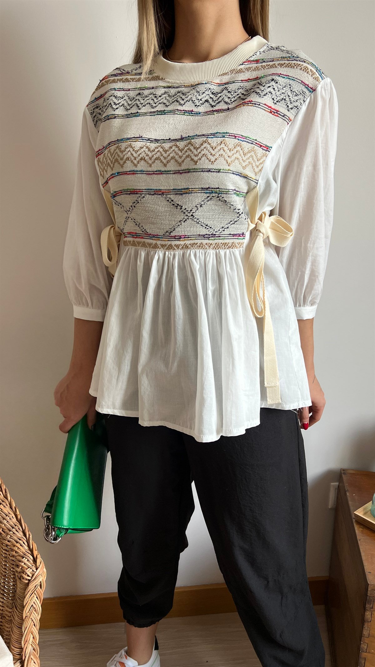 Dokuma Detaylı Yanları Bağcıklı Bluz