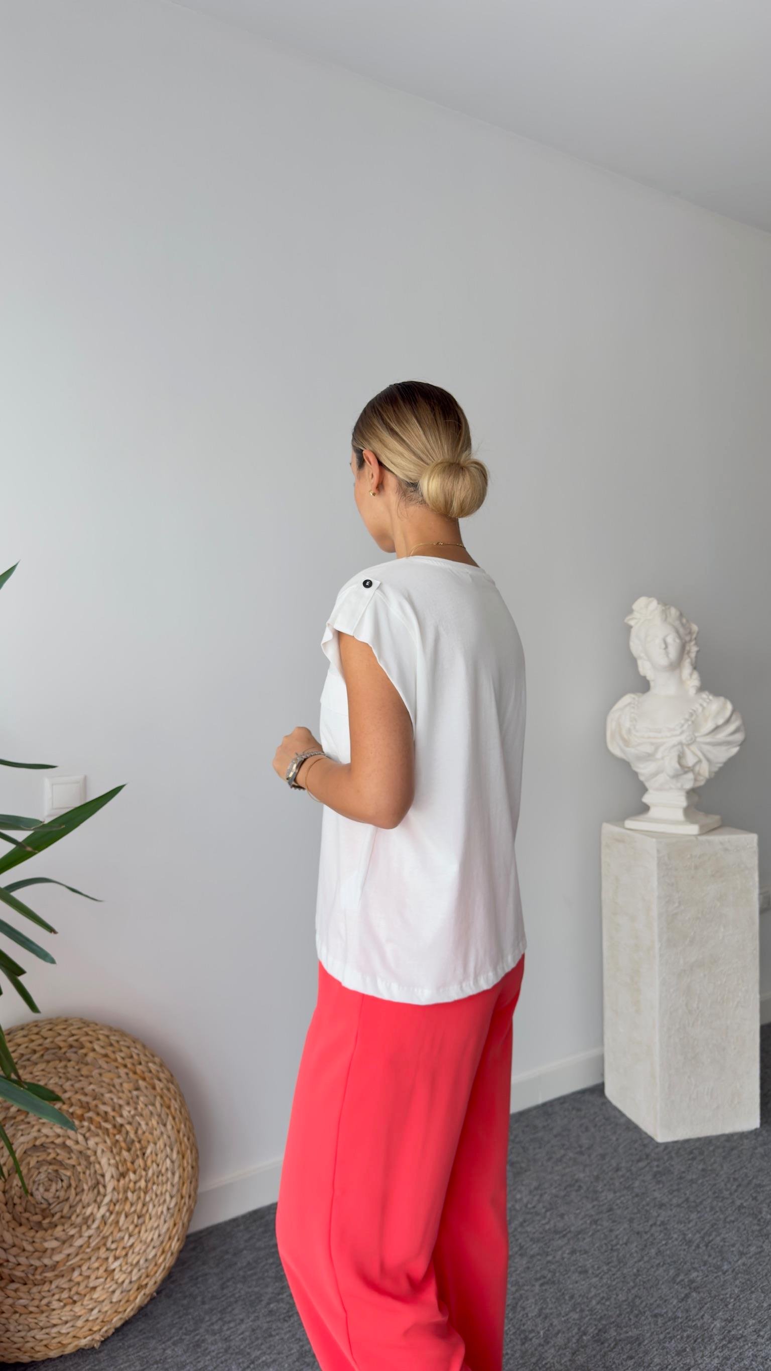 Etiket Ve Cep Detaylı Beyaz Tshirt