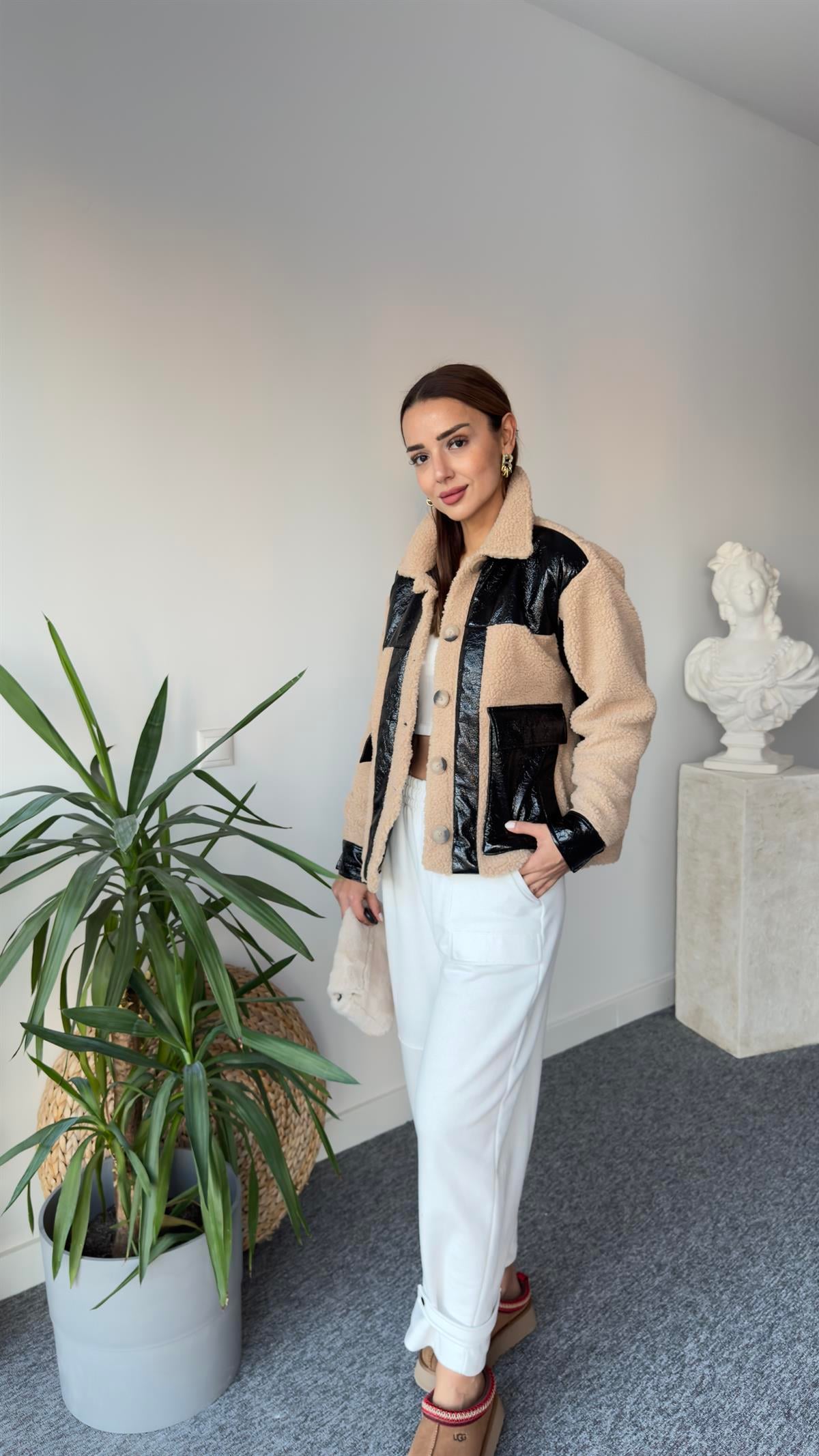 Peluş Ve Rugan Detaylı Mont