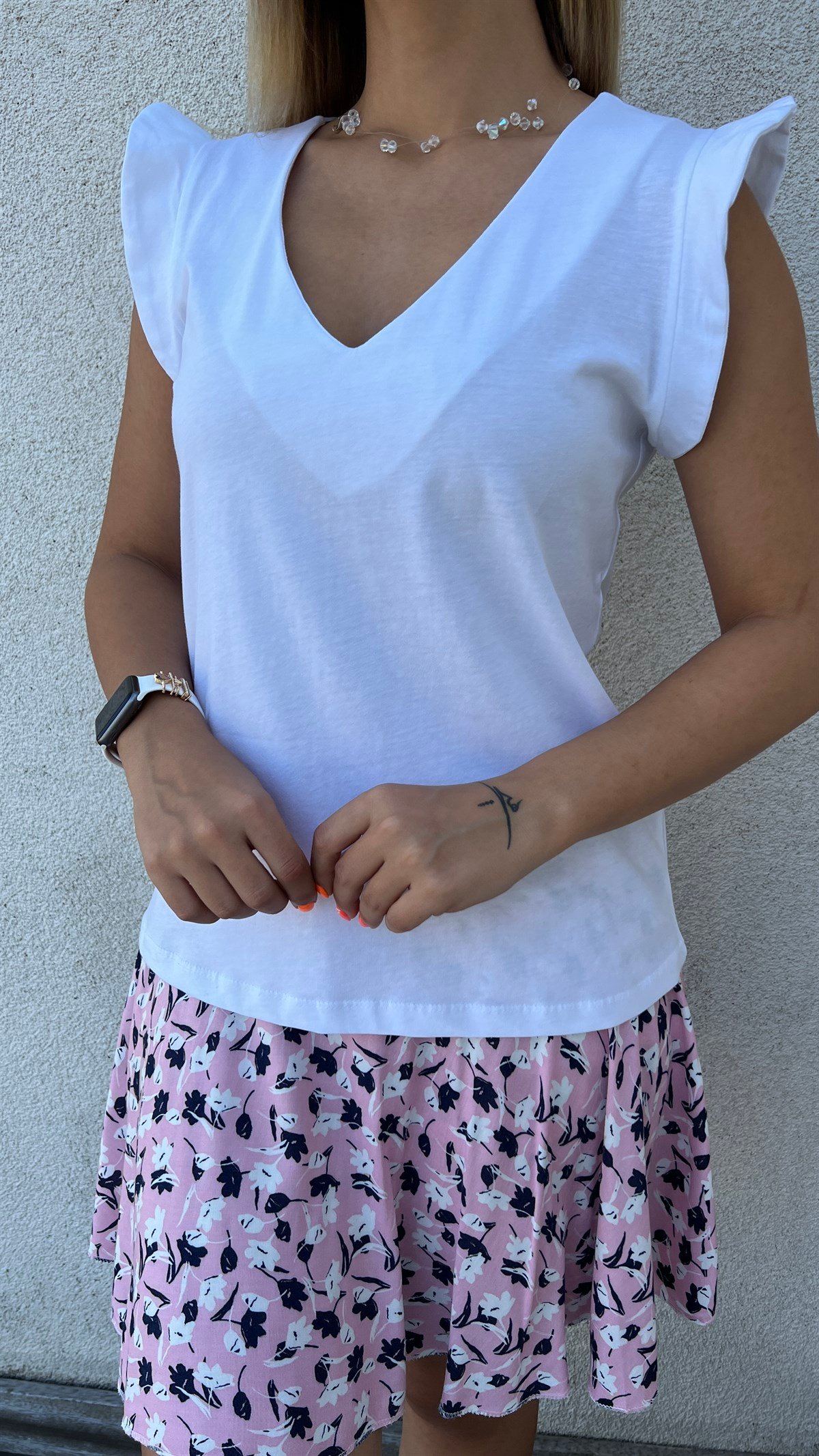 Kolları Volanlı V Yaka Beyaz Tshirt