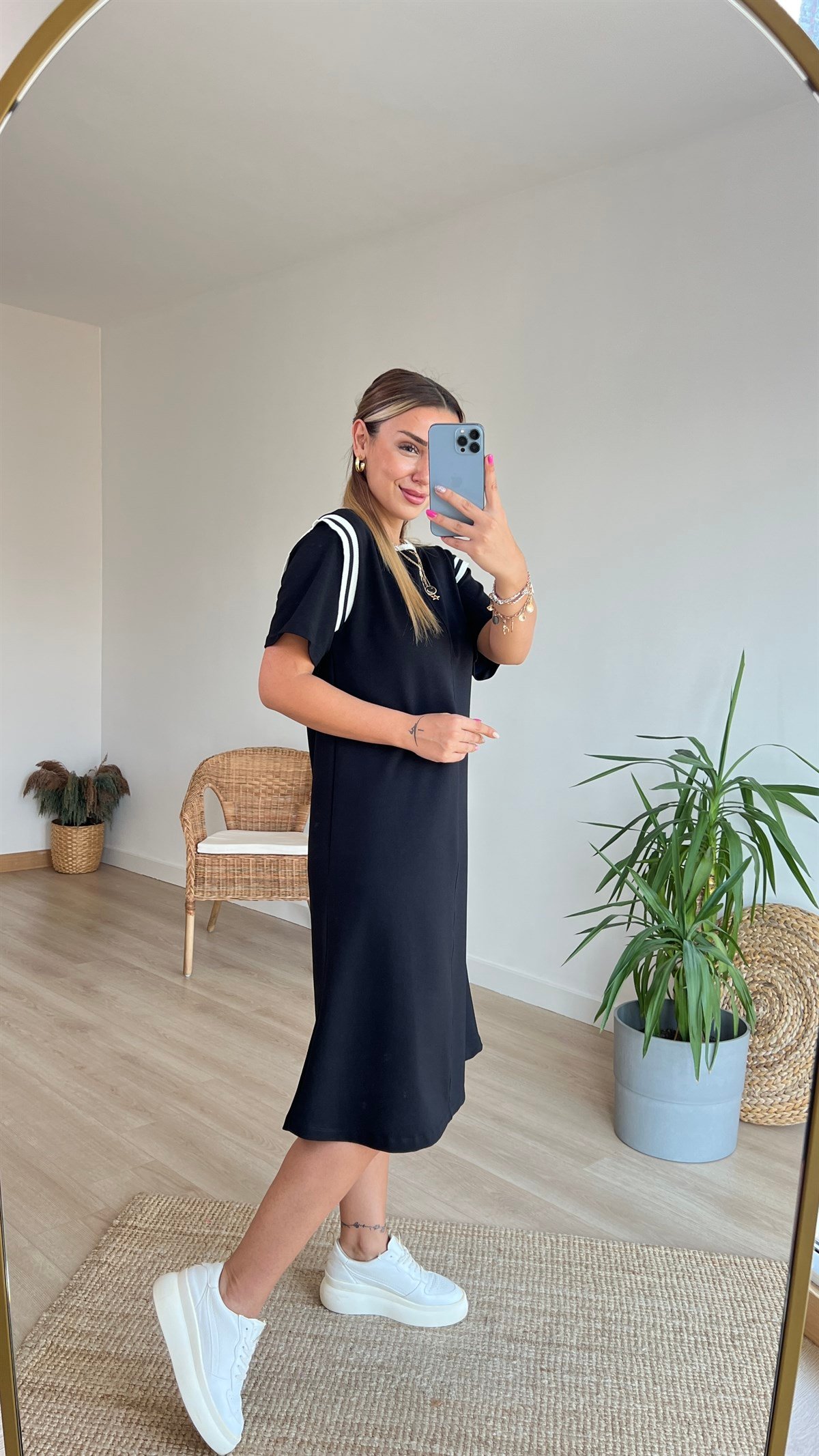 Beyaz Şerit Detaylı Basic Elbise