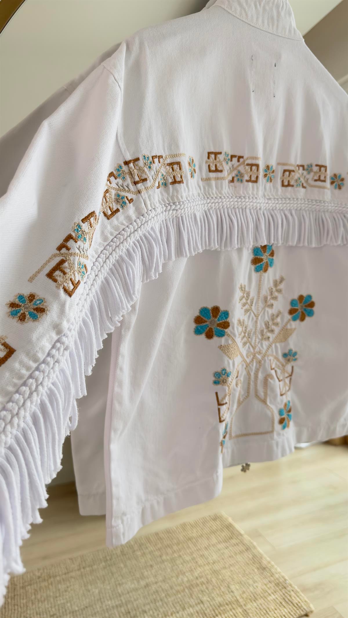Püskül Ve Nakış Detay Beyaz Ceket