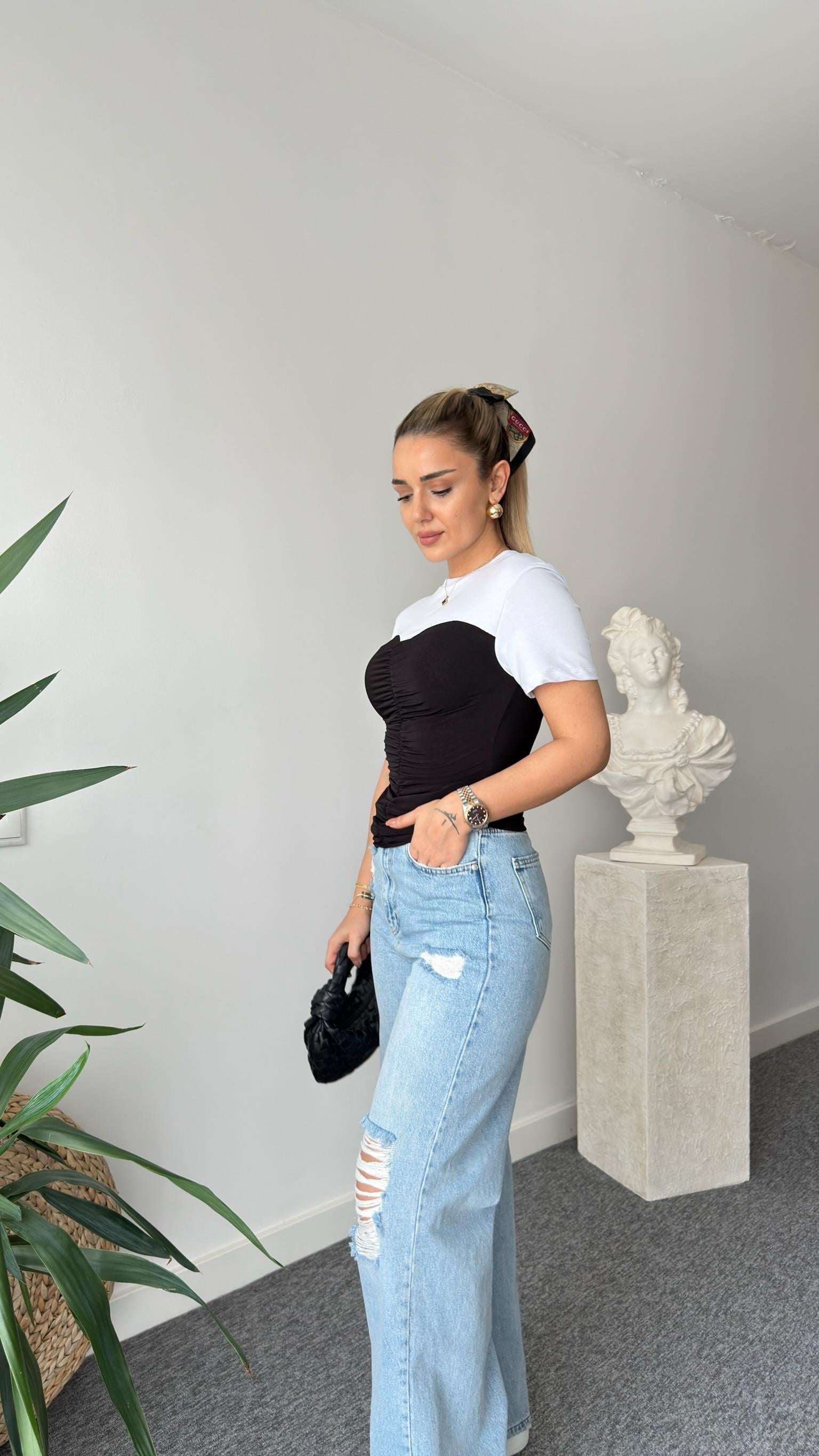 Büstiyer Detaylı Siyah Beyaz Bluz