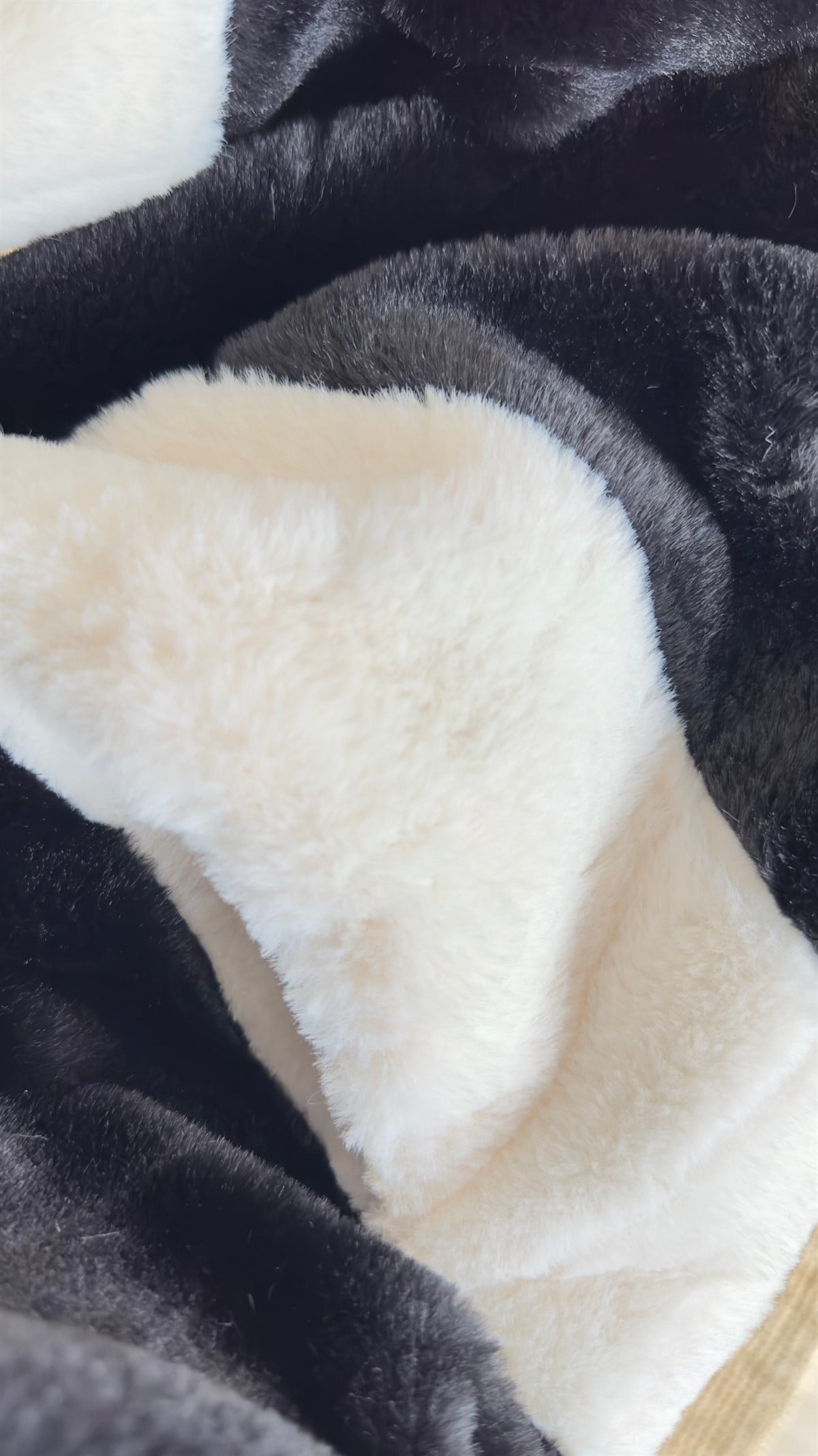 Ekru Şerit Detaylı Siyah Peluş Mont