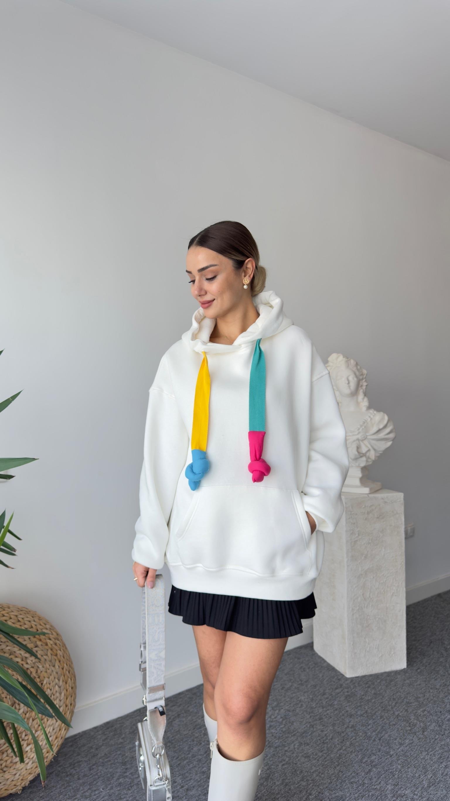 Renkli Kordon Detaylı Salaş Beyaz Sweatshirt