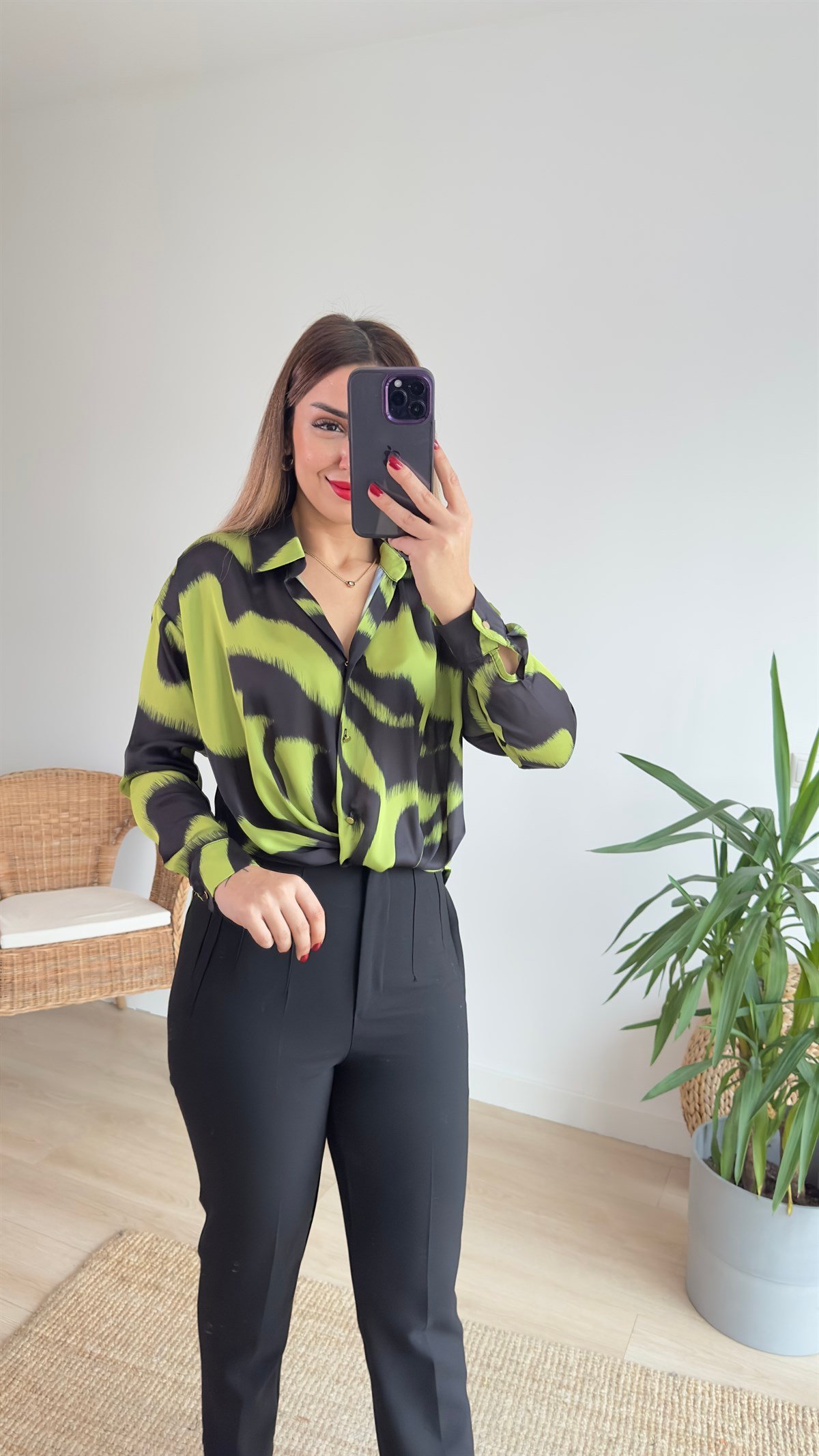 Önü Düğümlü Yeşil Saten Bluz