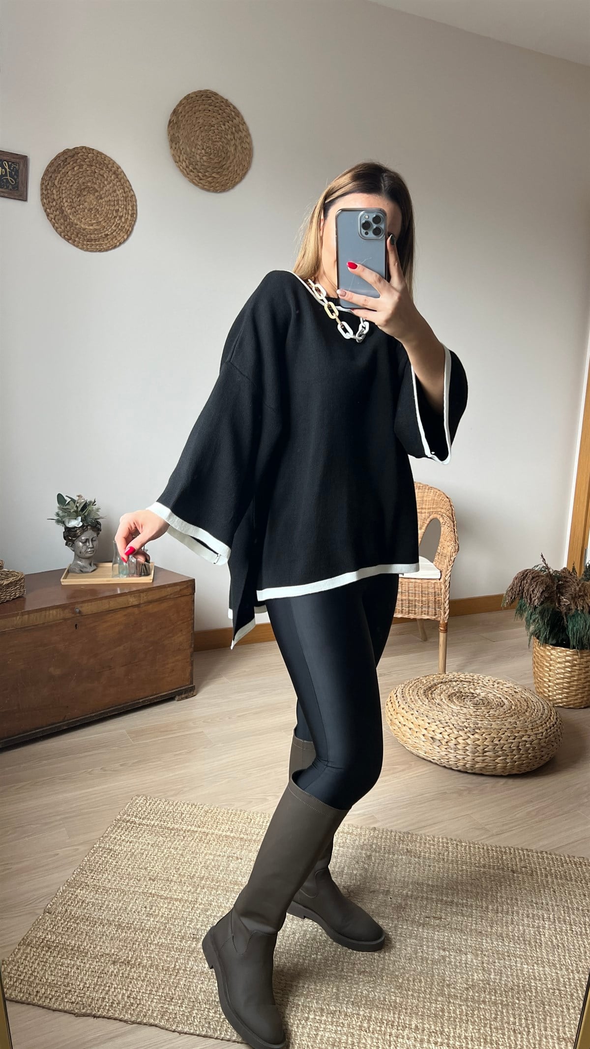 Beyaz Şerit Detaylı Oversize Triko