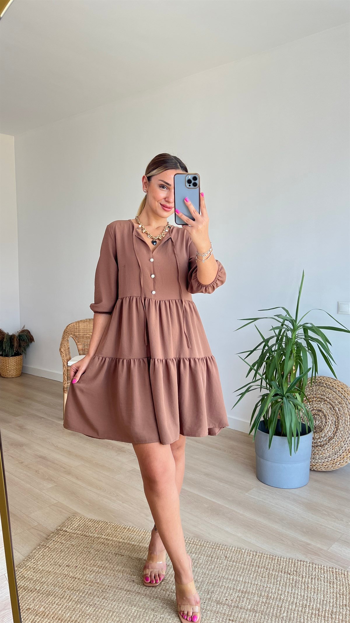 Taş Düğme Detaylı Volanlı Kahve Elbise