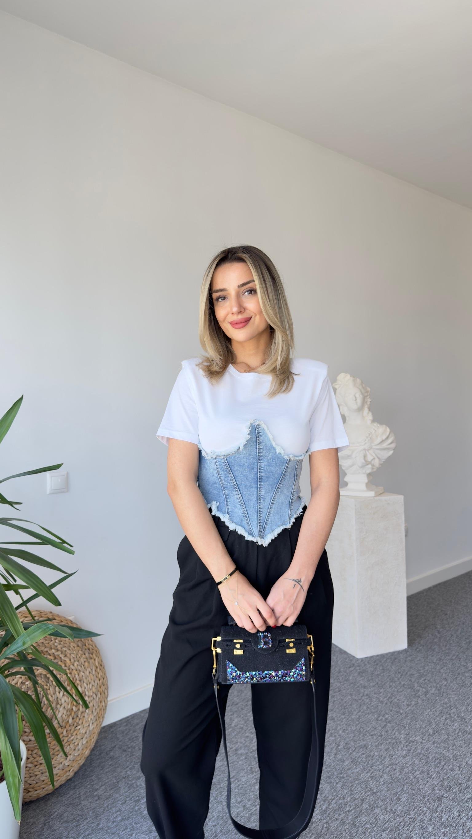 Sone Kot Detaylı Beyaz Tshirt