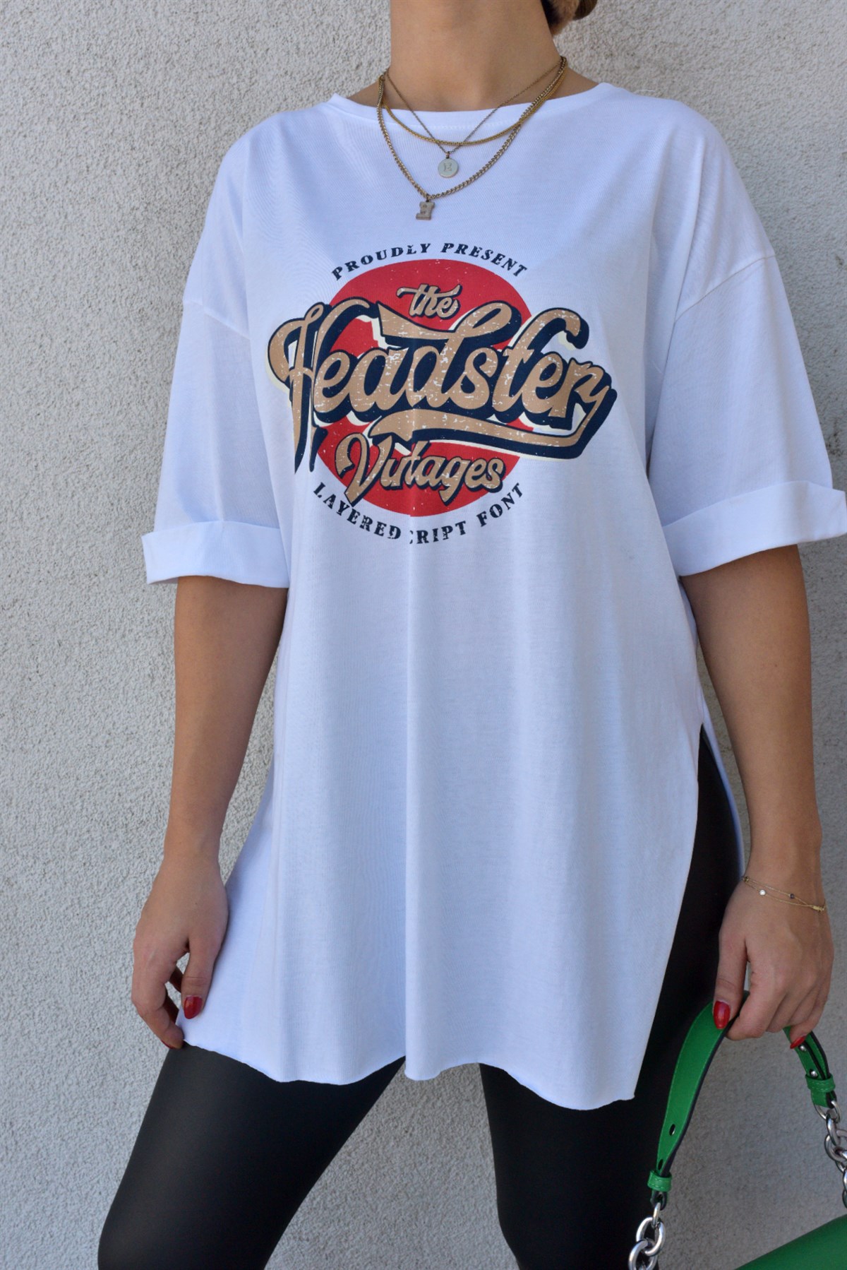 Yanları Yırtmaçlı Beyaz Baskılı Tshirt
