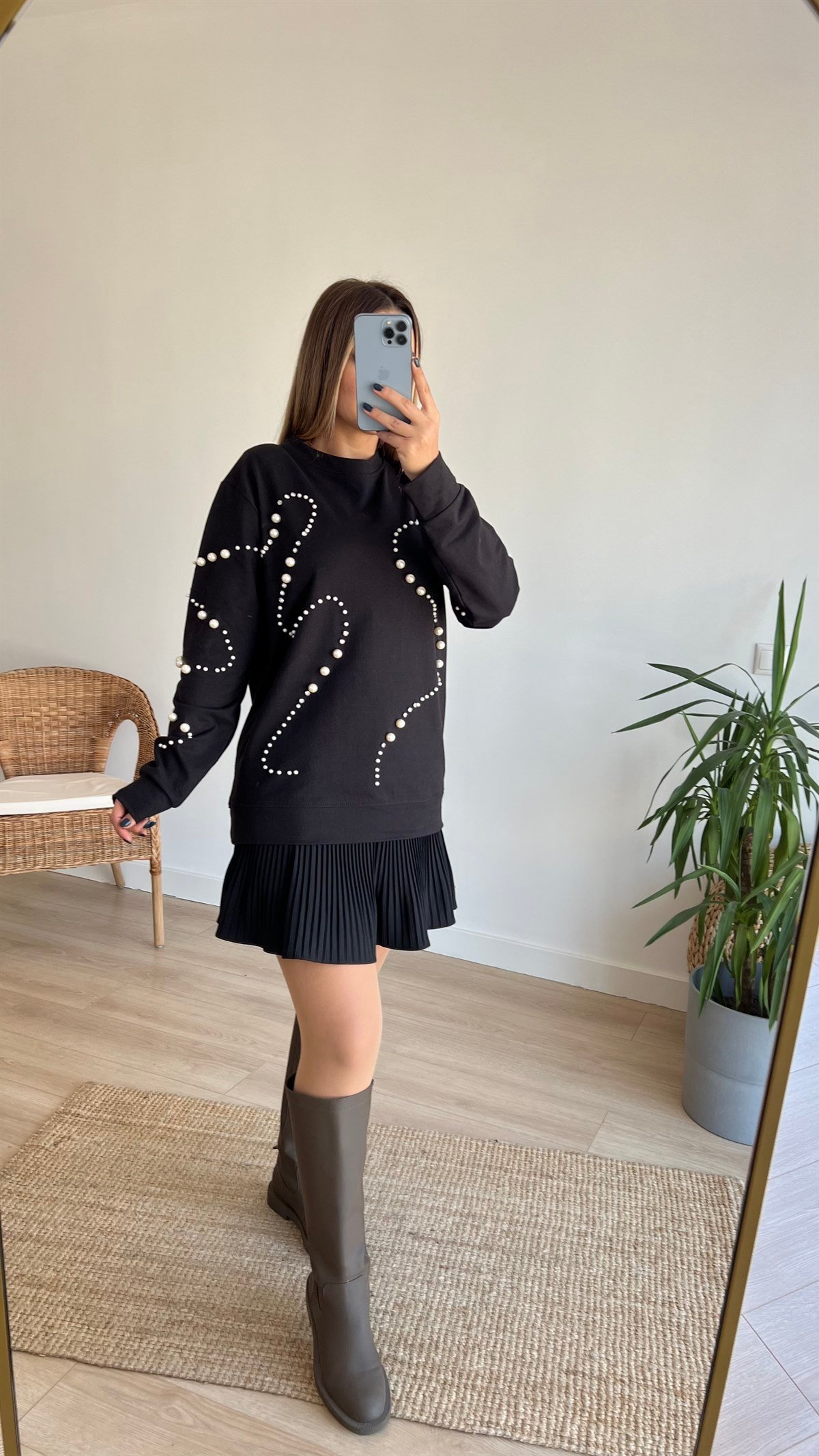 İnci Detaylı Siyah Sweatshirt
