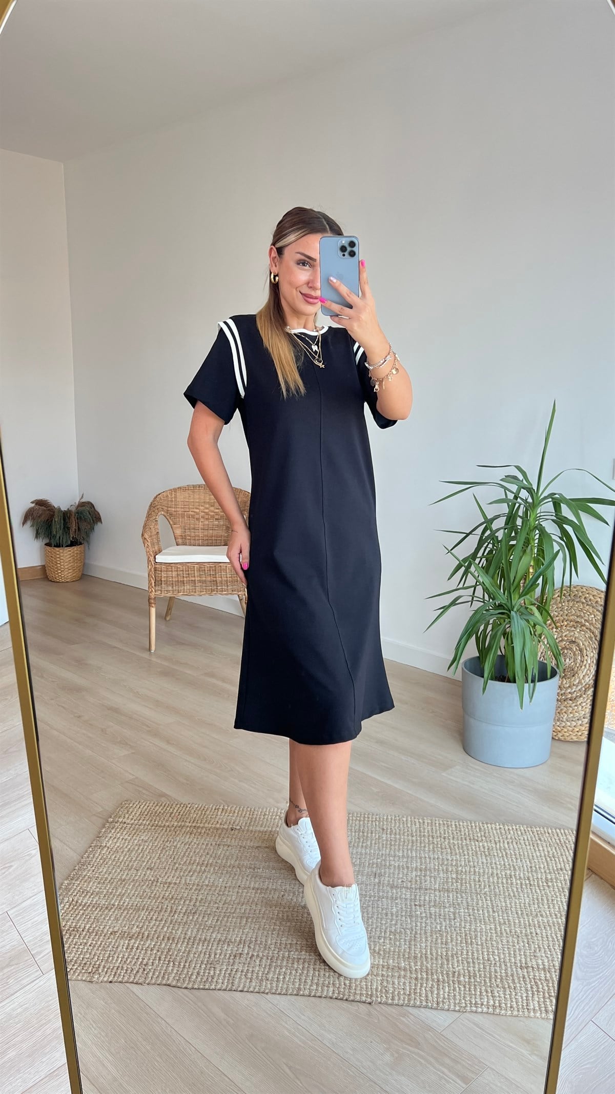 Beyaz Şerit Detaylı Basic Elbise