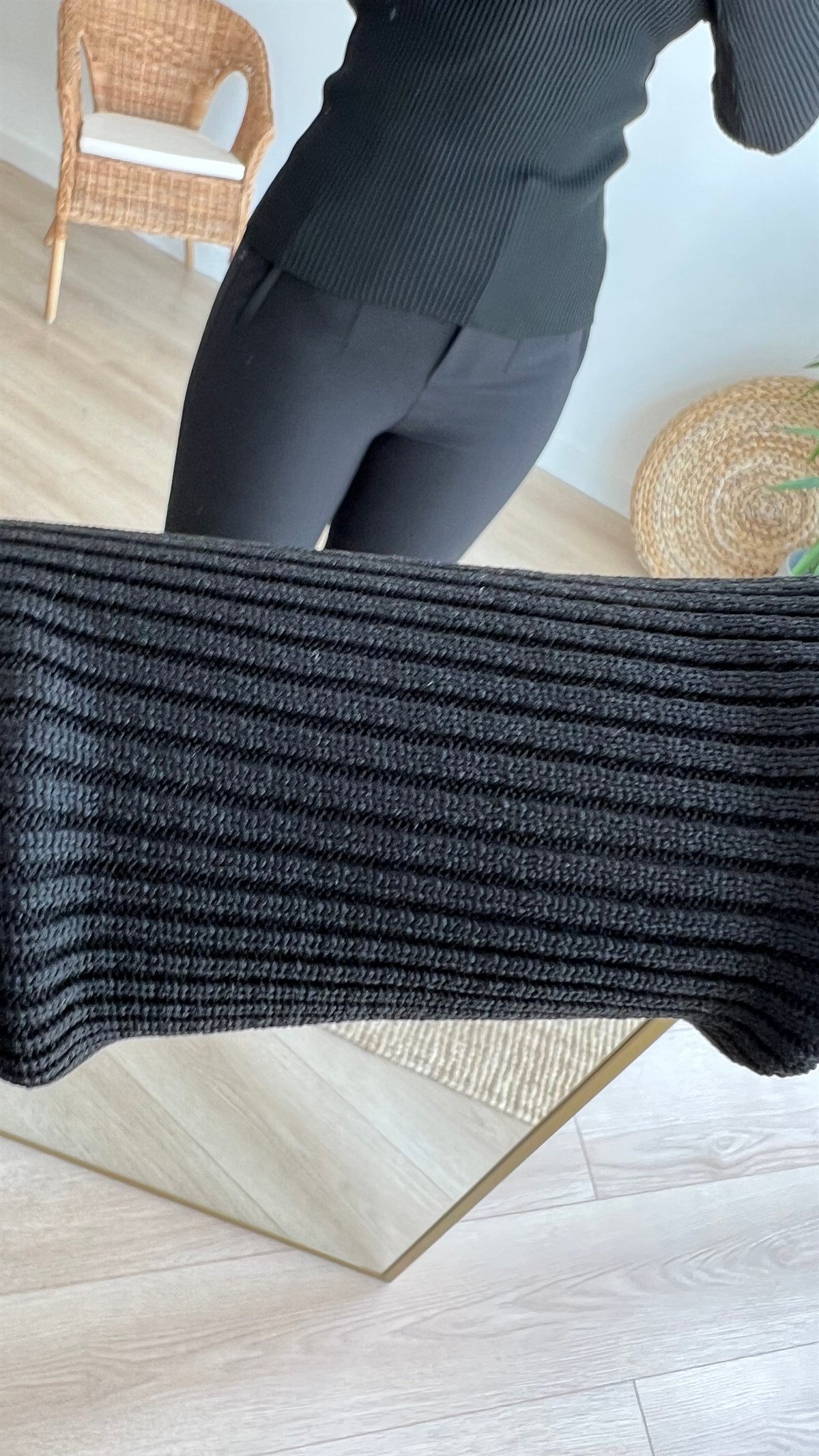 Yakası Tül Detaylı Siyah Triko