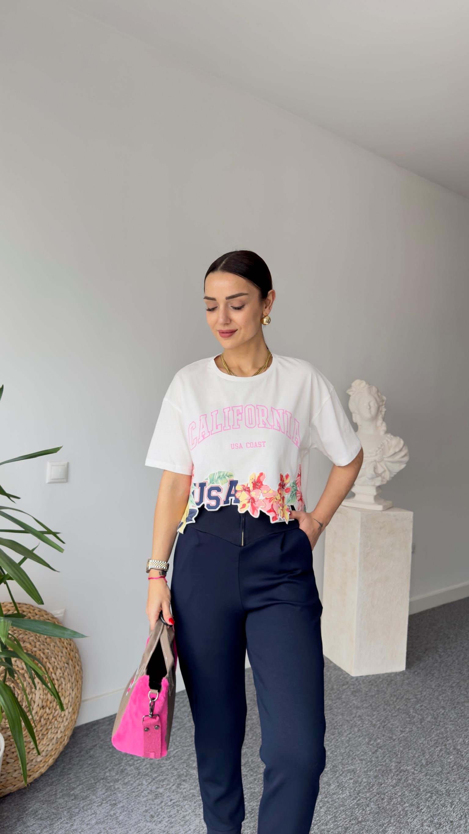 Altı Çiçek Nakışlı Beyaz Tshirt