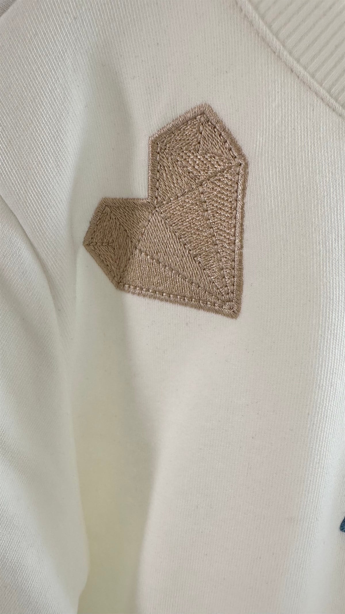 Kalp İşlemeli Beyaz Sweatshirt