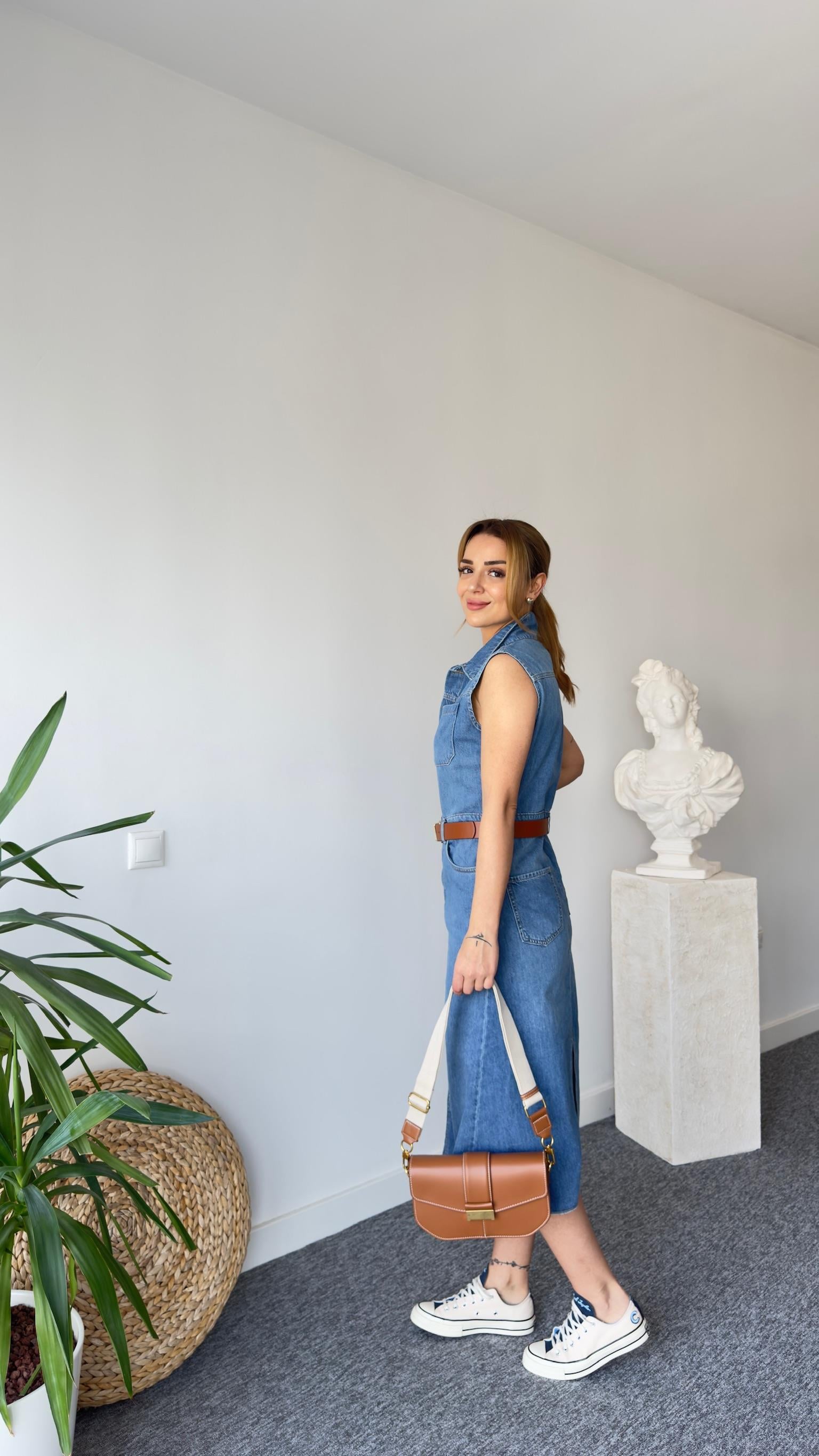 Kemerli Arka Yırtmaçlı Kolsuz Jean Elbise 