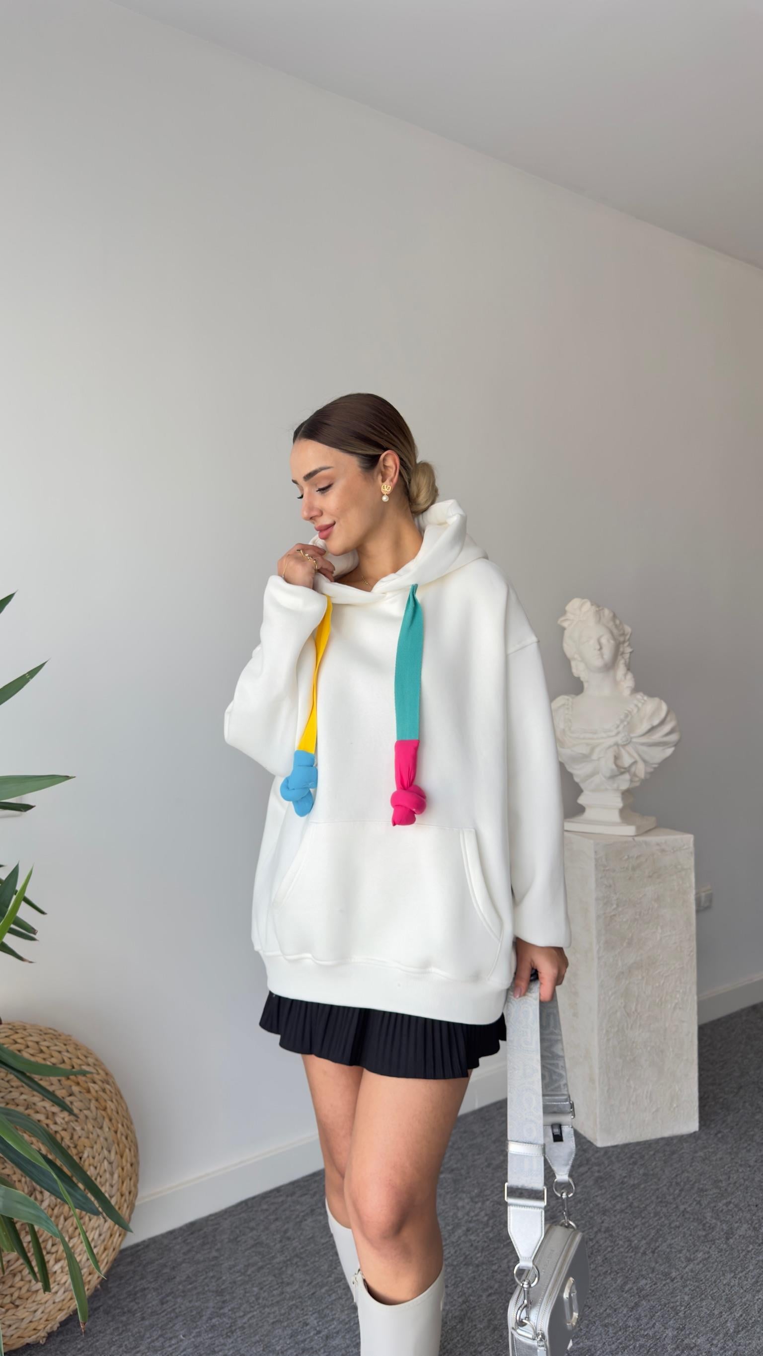 Renkli Kordon Detaylı Salaş Beyaz Sweatshirt