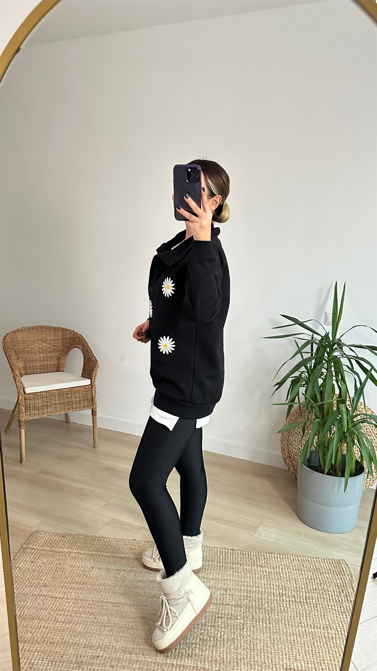 Papatya Nakışlı Siyah Sweatshirt