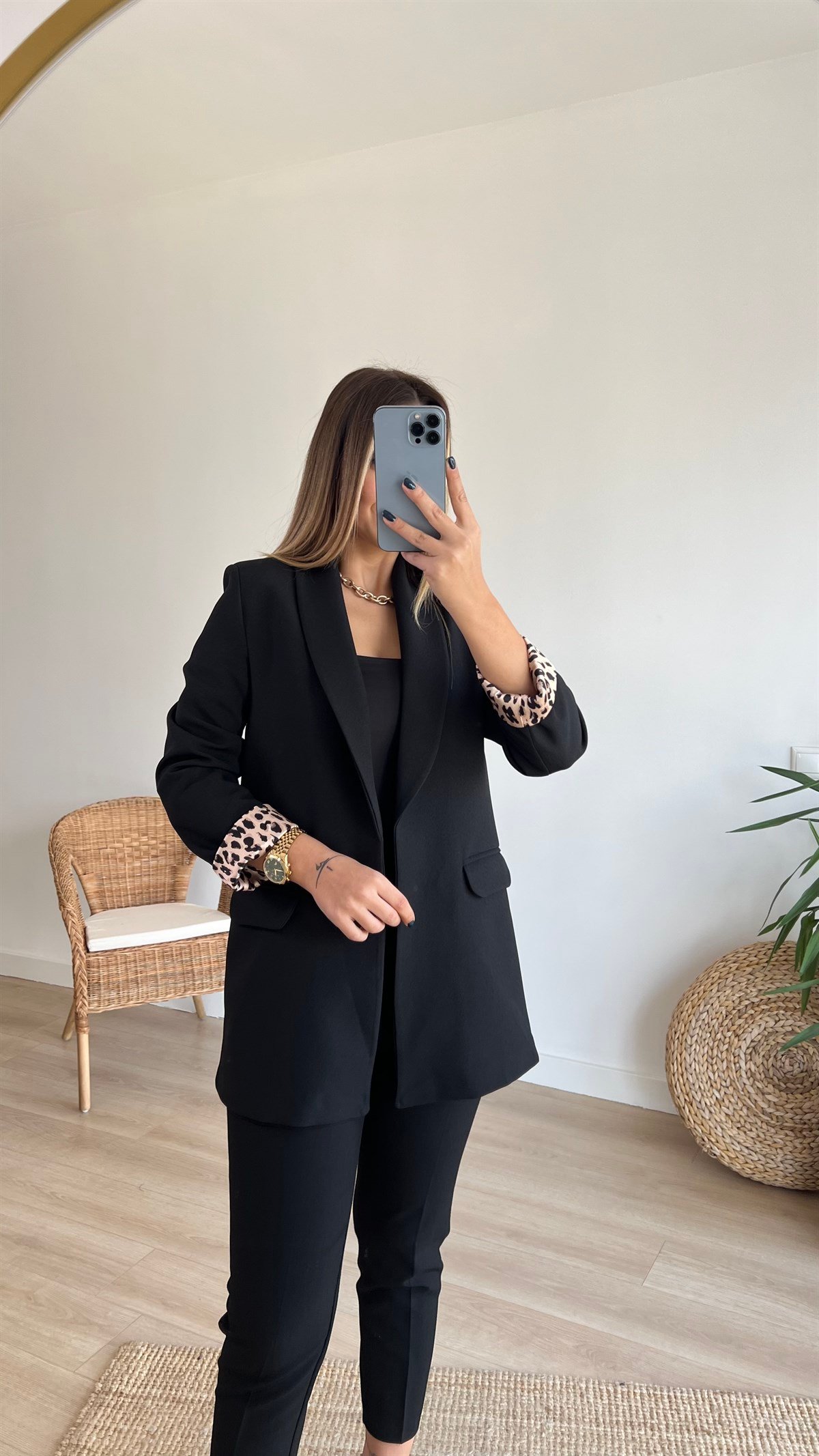 Leopar Astar Detaylı Siyah Ceket