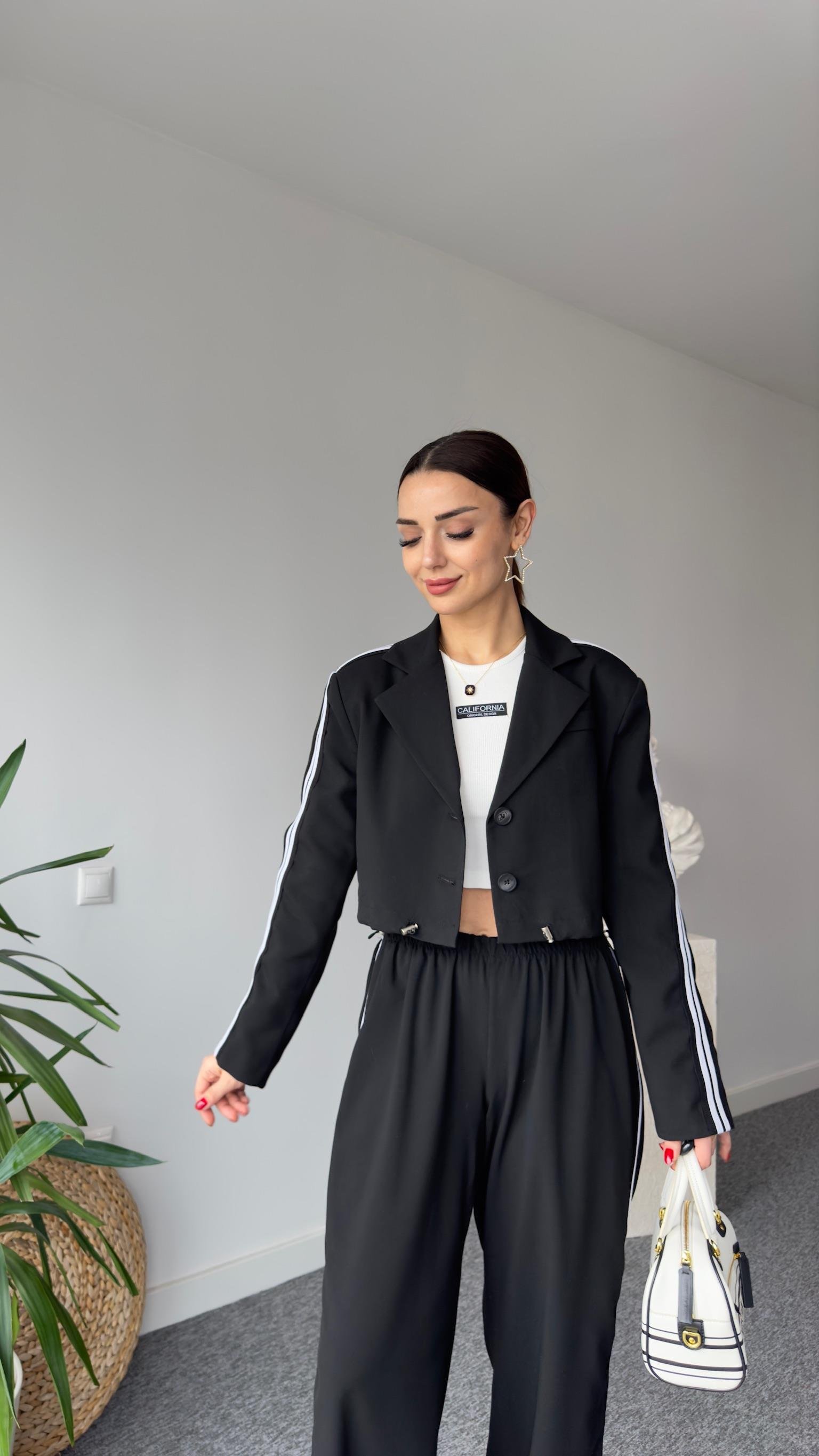 Şerit Detaylı Siyah Kısa Ceket