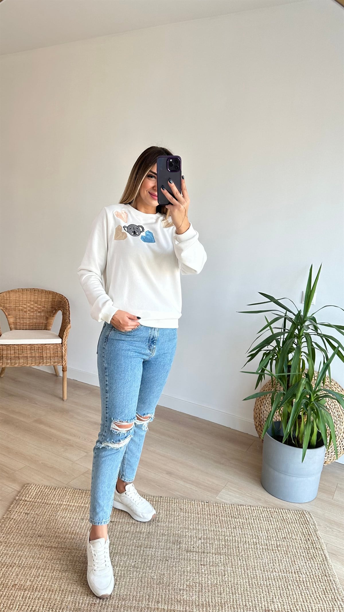 Kalp İşlemeli Beyaz Sweatshirt