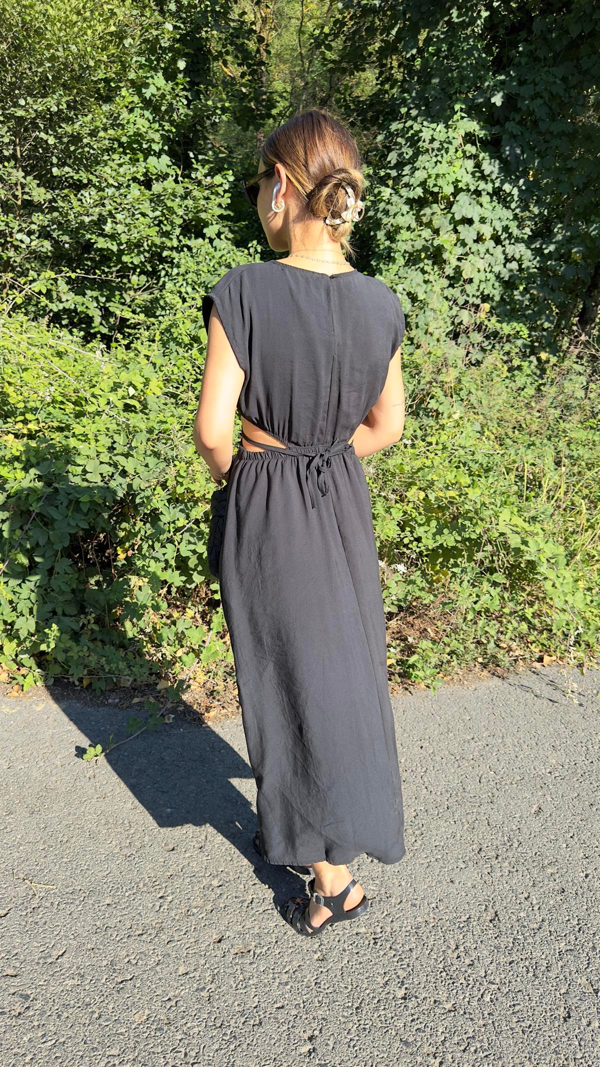 Beli Pencere Detaylı Siyah Elbise 