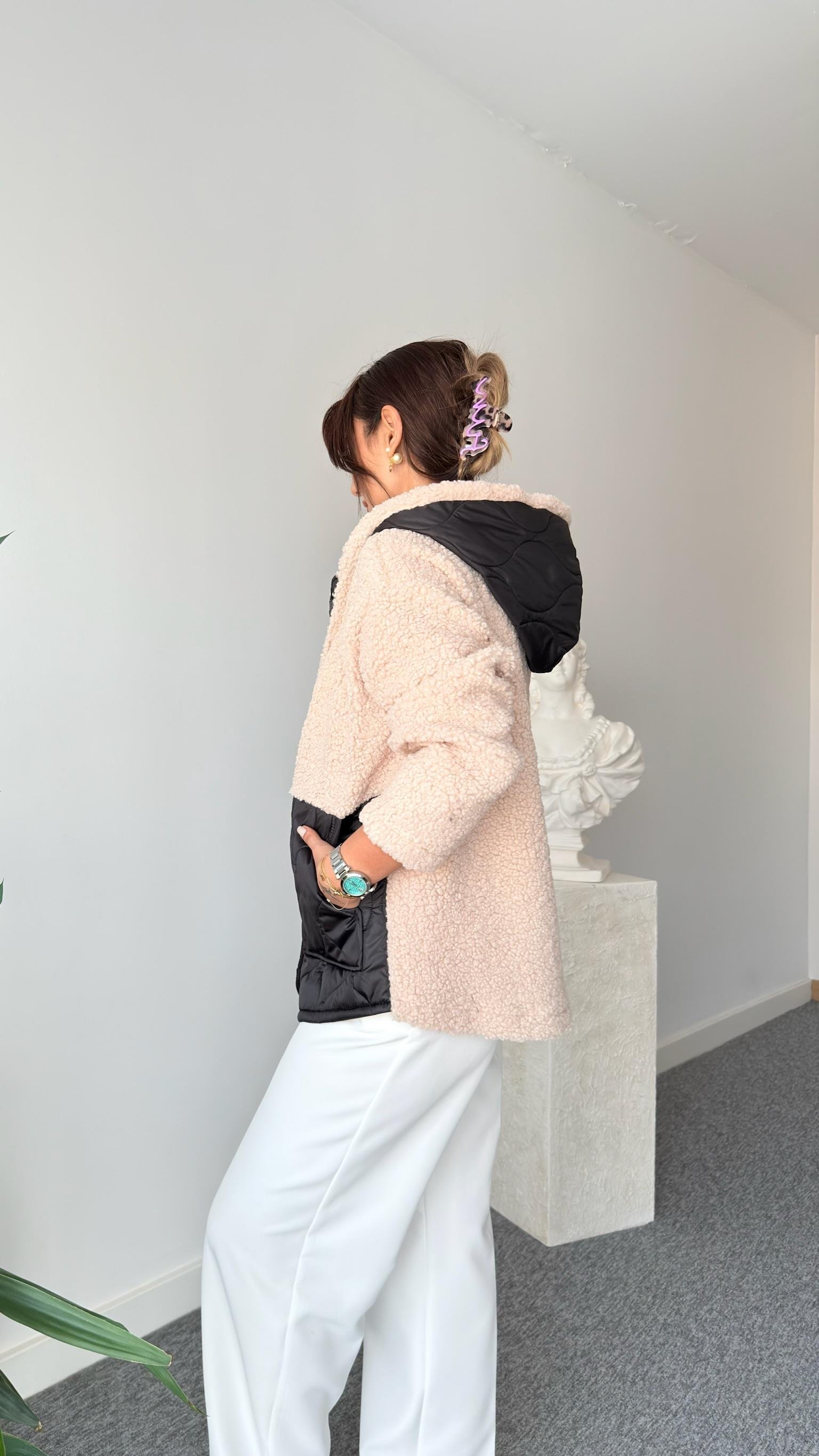 Siyah Kapitone Detaylı Ekru Teddy Ceket