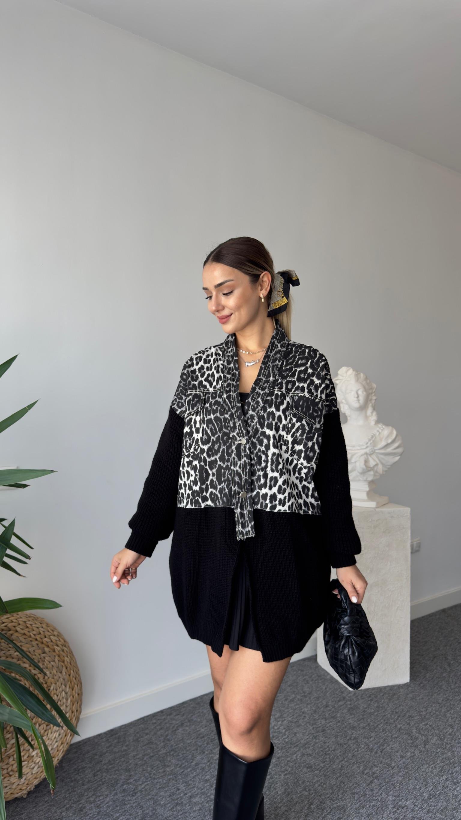 Minta Üstü Leopar Altı Triko Detaylı Siyah Hırka