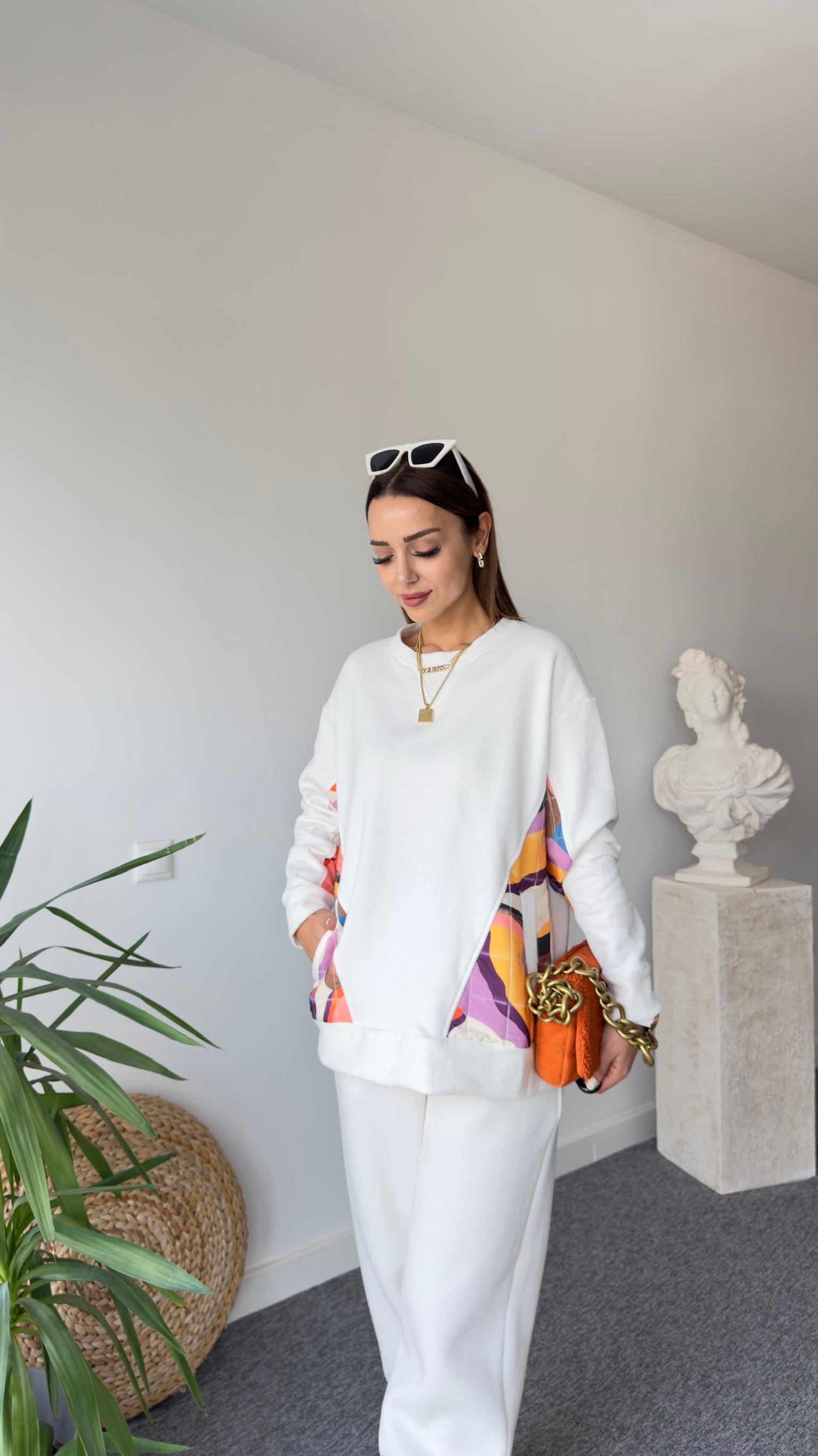 Cepleri Renkli Beyaz Sweatshirt