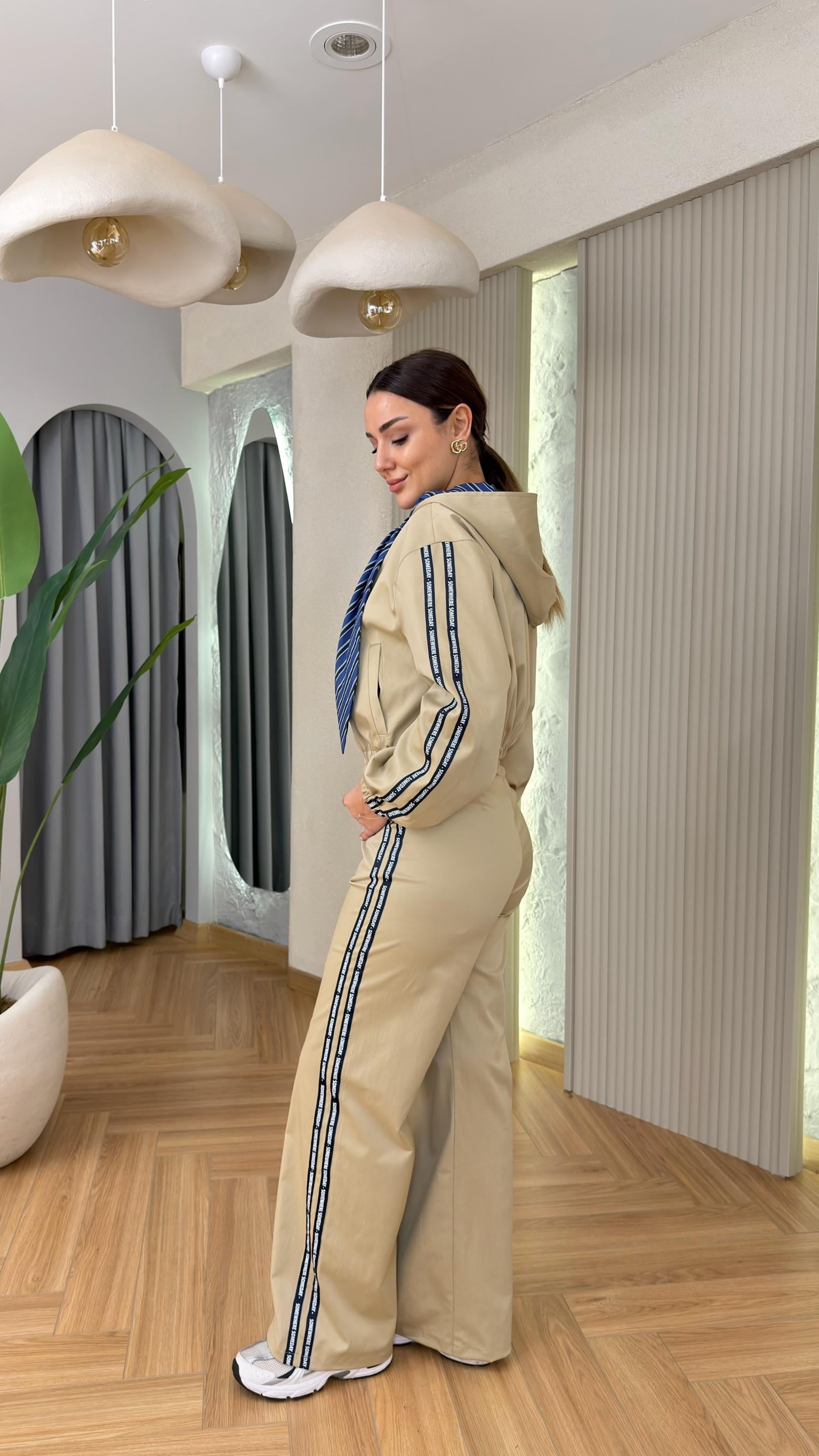 Shake Bel Detaylı Yan Yazı Şeritli Pantolon