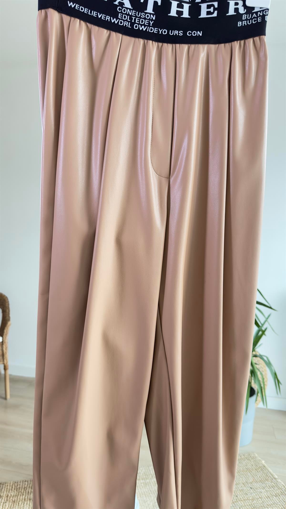Beli Yazı Detaylı Bej Deri Pantolon