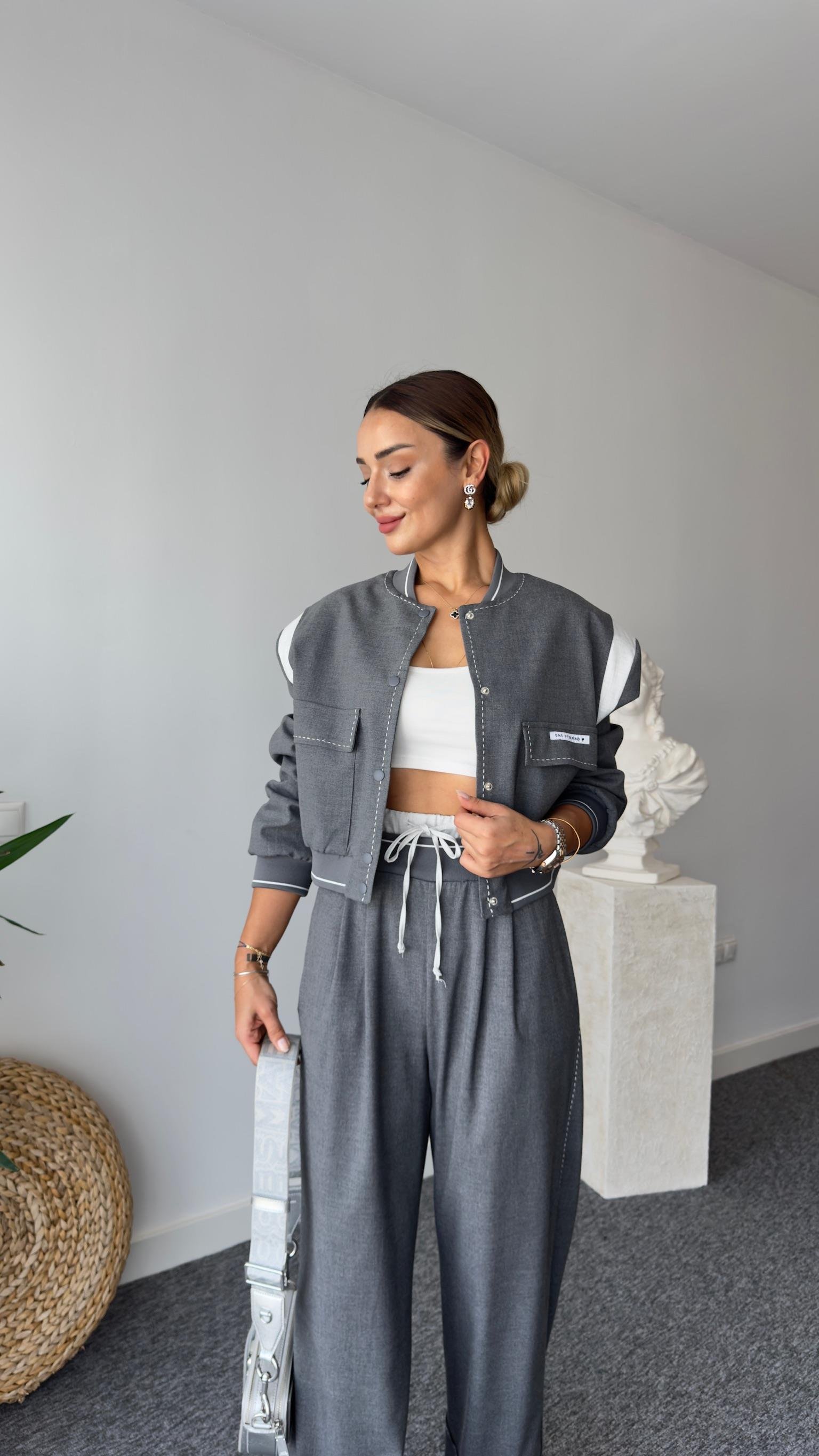 Beyaz Dikiş Detaylı Bomber Ceket