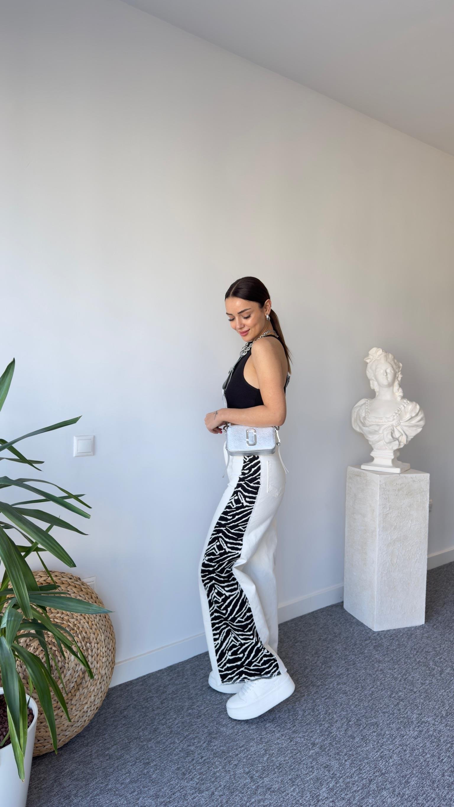 Zebra Şerit Detaylı Beyaz Jean