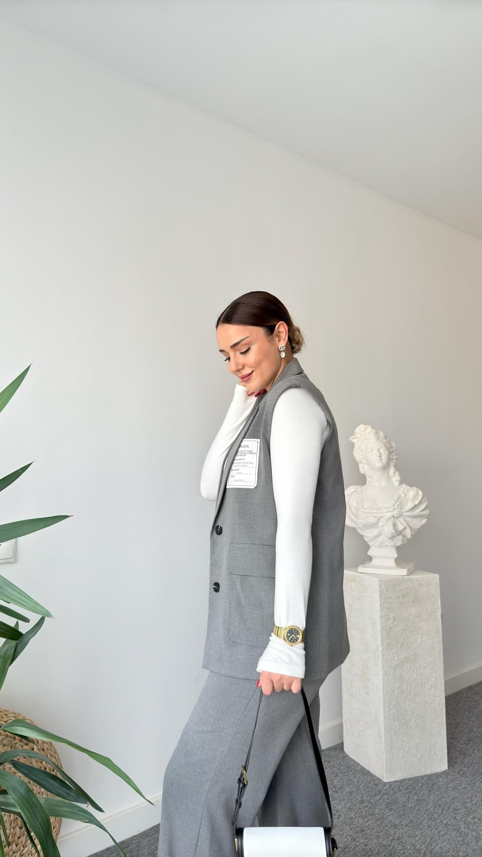 Gri Etiket Detaylı Yelek Pantolon Takım