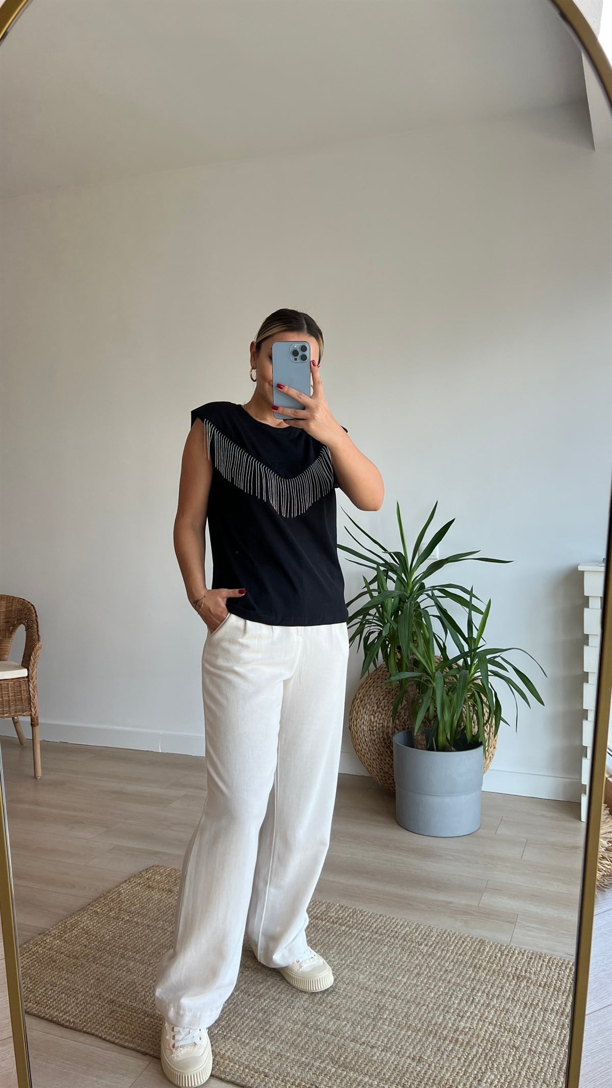Vatkalı Zincir Detaylı Siyah Tshirt