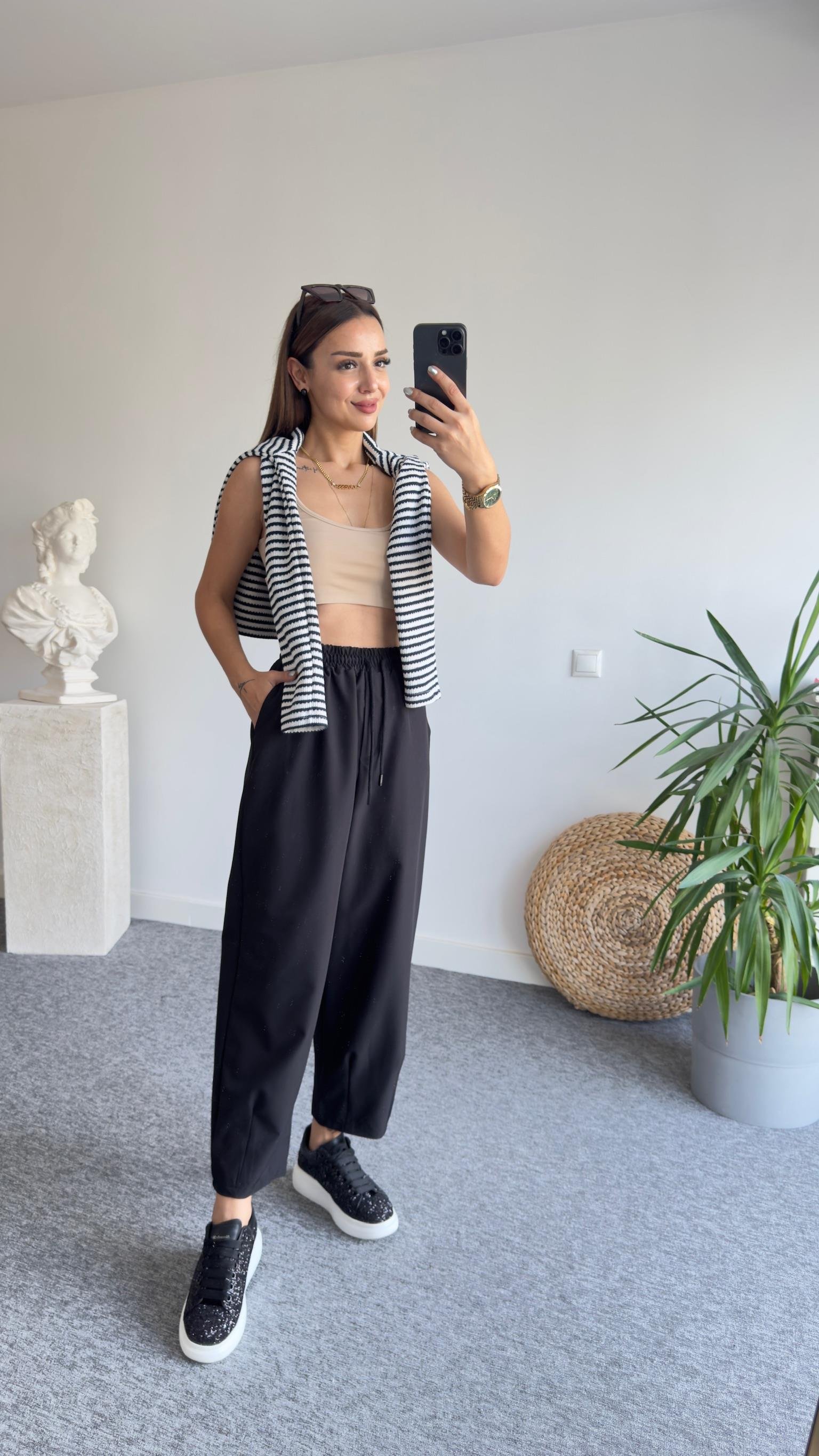 Fley Paçası Pensli Siyah Pantolon