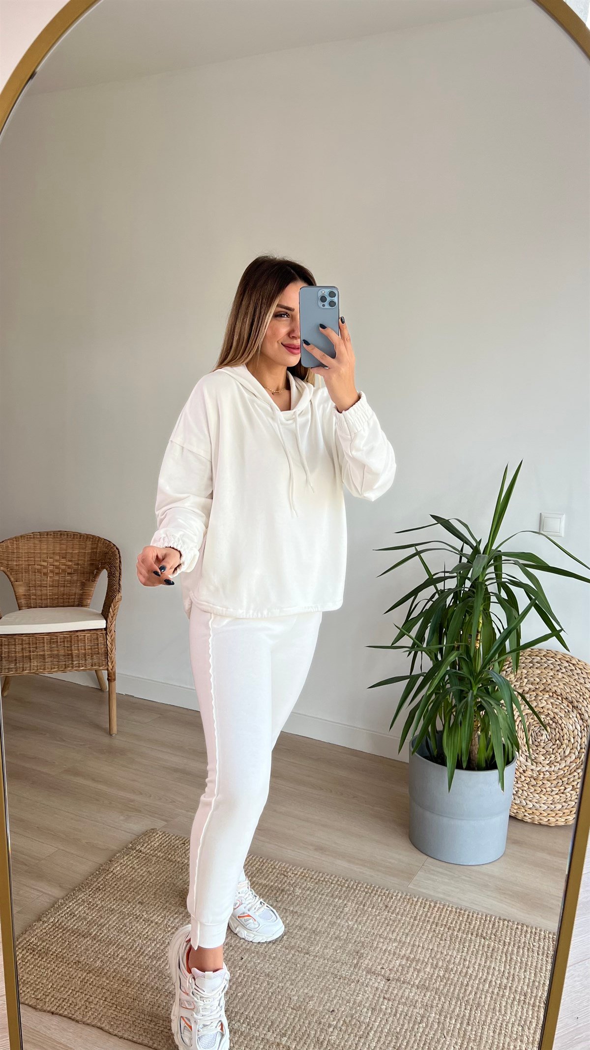 Arkası Yırtmaçlı Kapüşonlu Beyaz Sweat