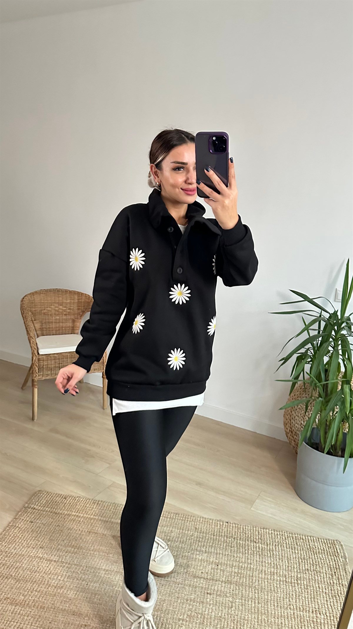Papatya Nakışlı Siyah Sweatshirt