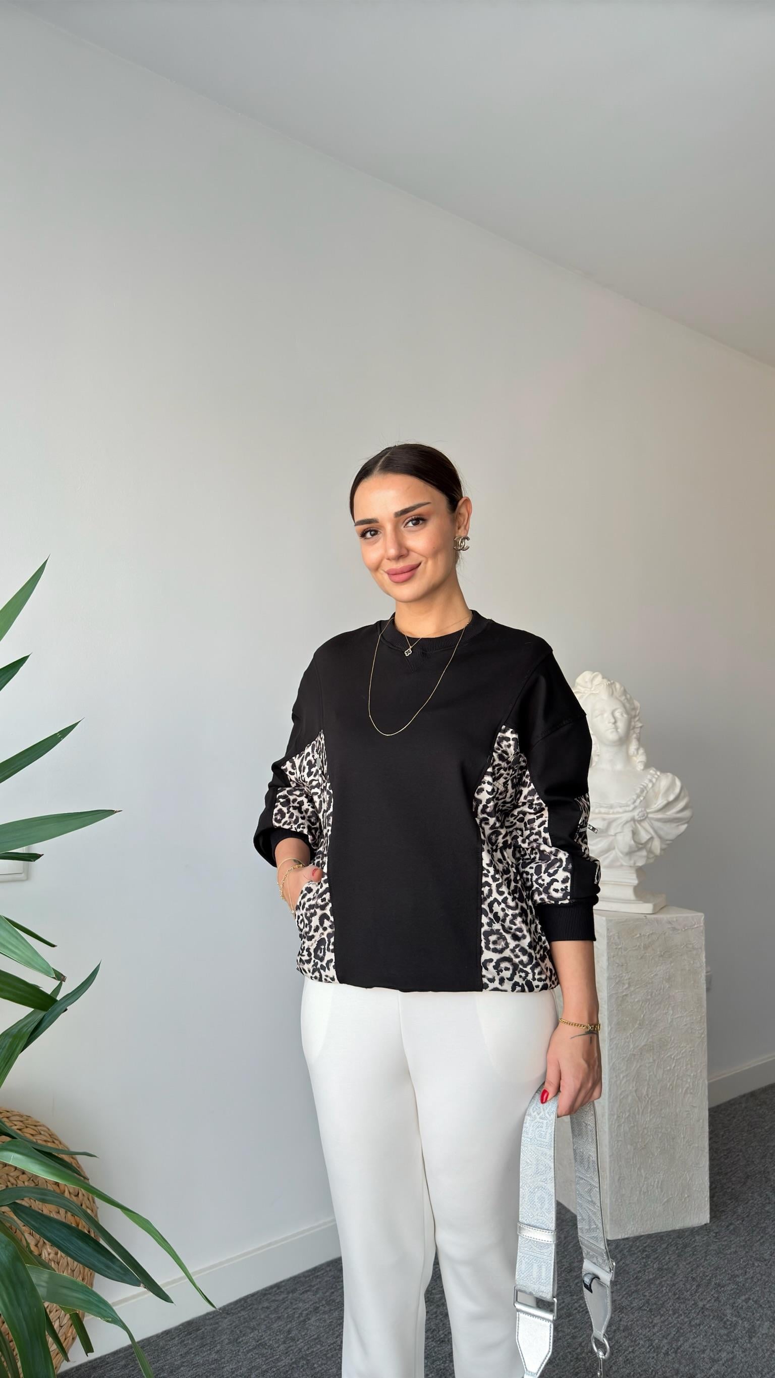 Onyi Yanlar Leopar Detaylı Siyah Sweatshirt