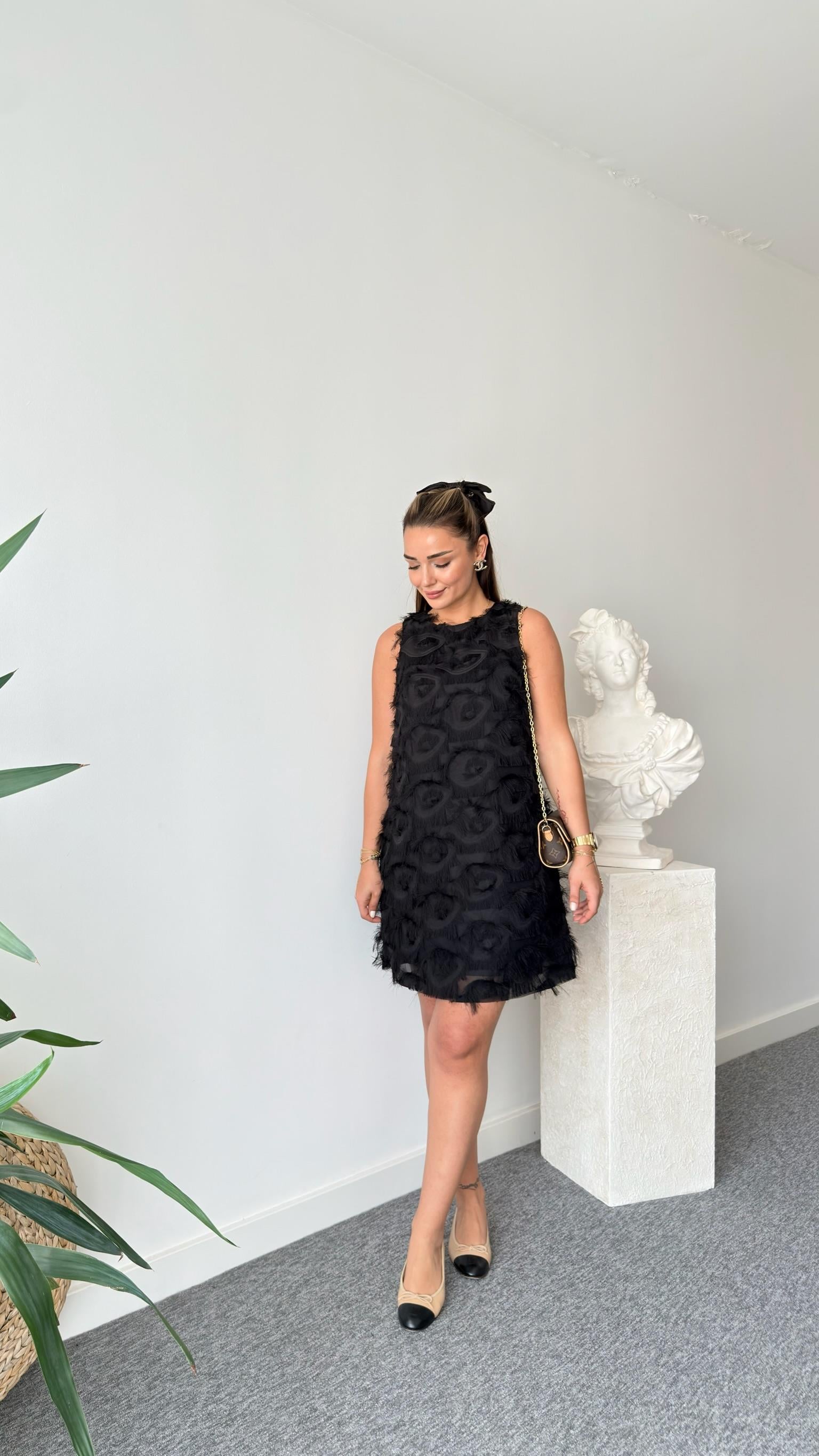 Püsküllü Pencere Detaylı Elbise