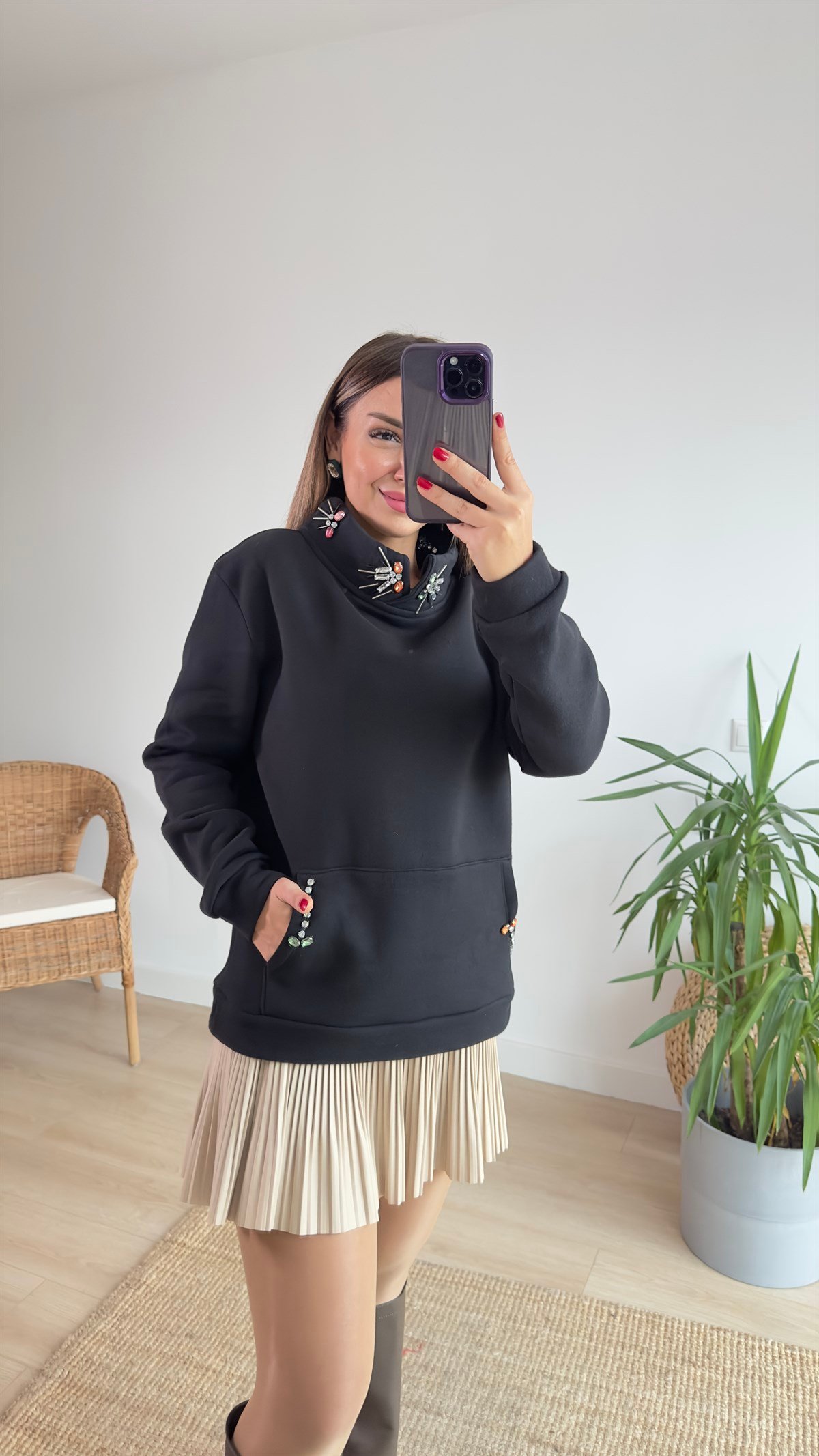 Yaka Ve Cep Taş Detaylı Siyah Sweat