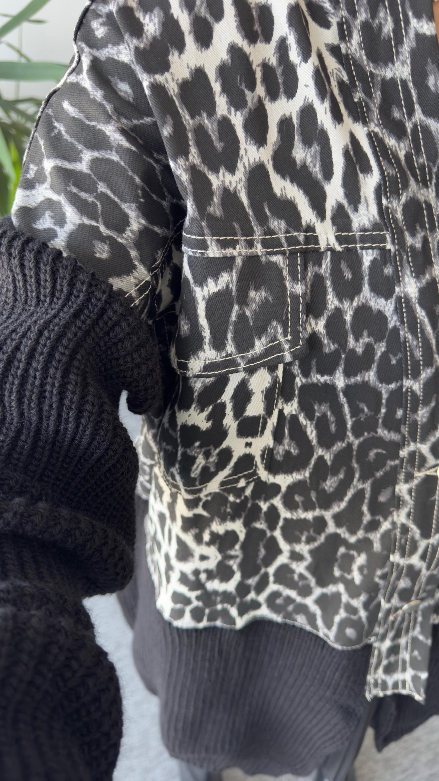 Minta Üstü Leopar Altı Triko Detaylı Siyah Hırka