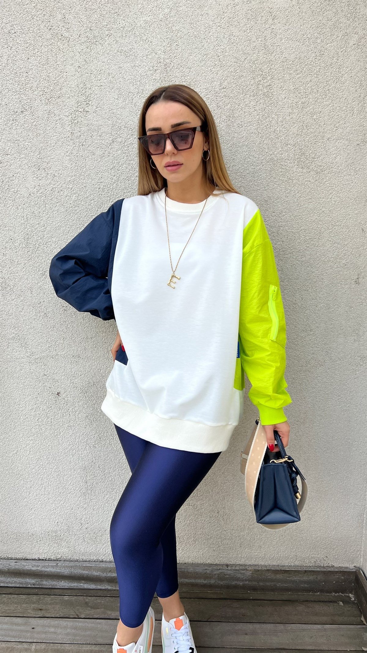 Twist Model Kolları Renkli Beyaz Tasarım Sweatshirt