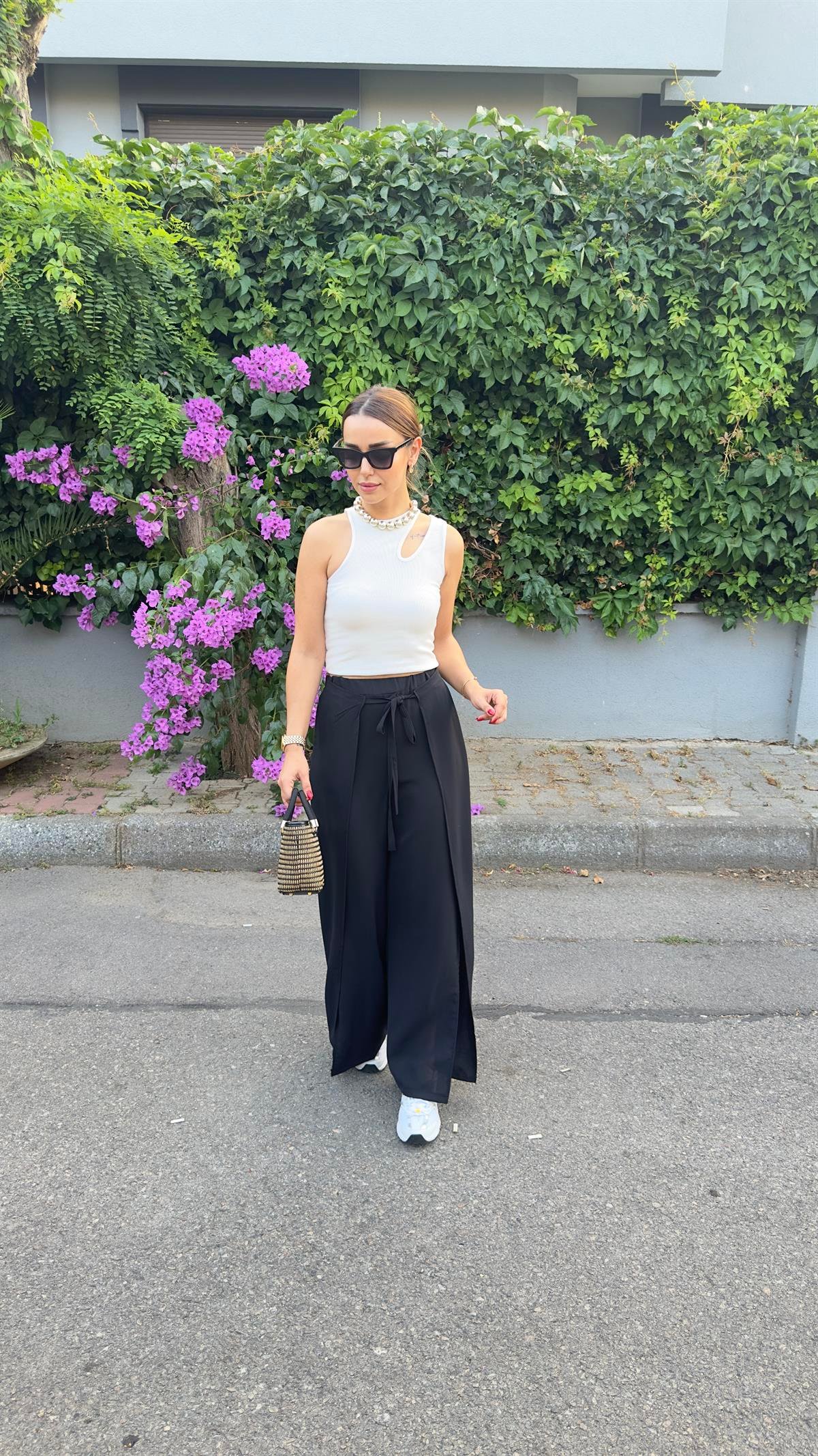 Sima Yırtmaç Detaylı Siyah Pantolon