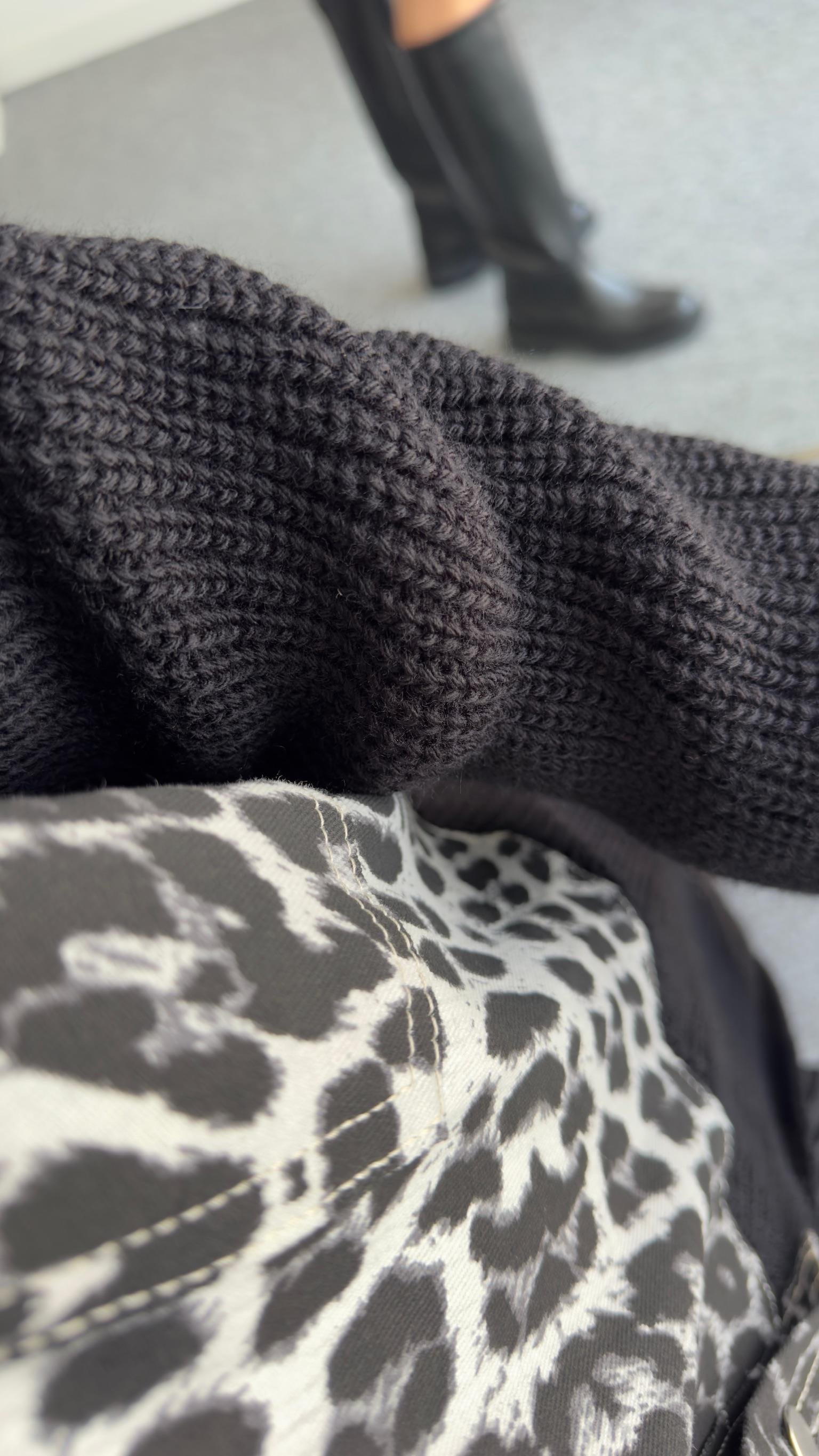 Minta Üstü Leopar Altı Triko Detaylı Siyah Hırka