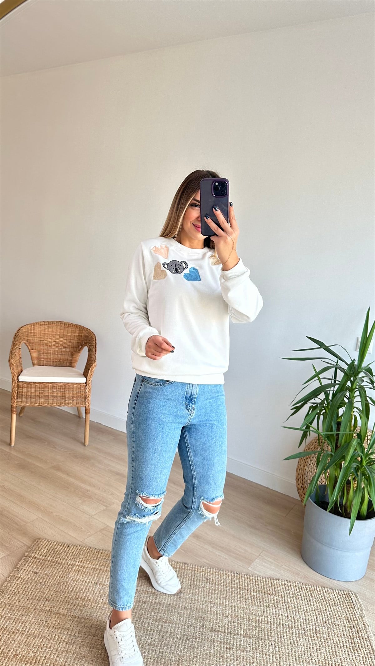 Kalp İşlemeli Beyaz Sweatshirt