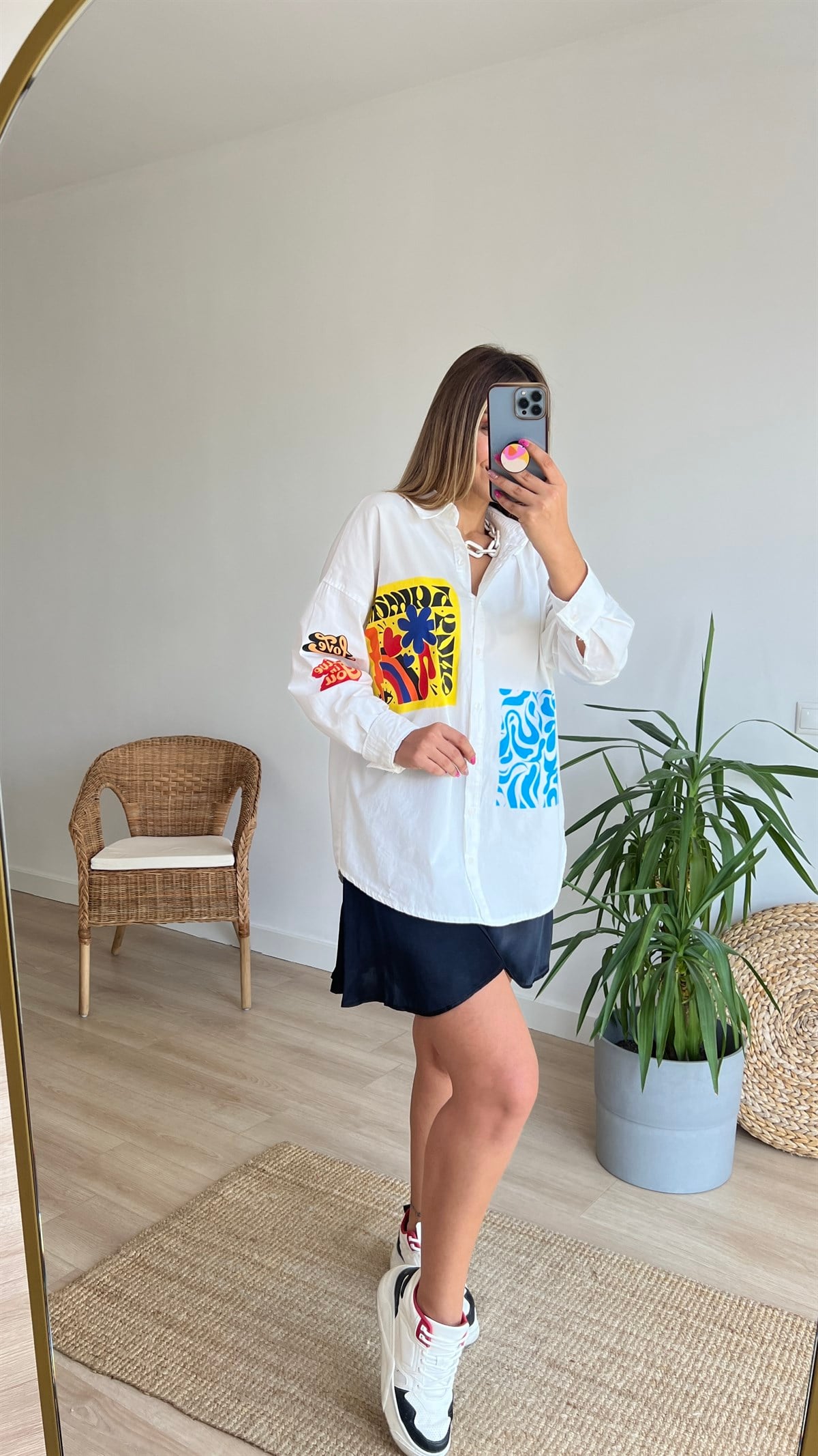 Marka Model Yazı Detaylı Beyaz Gömlek